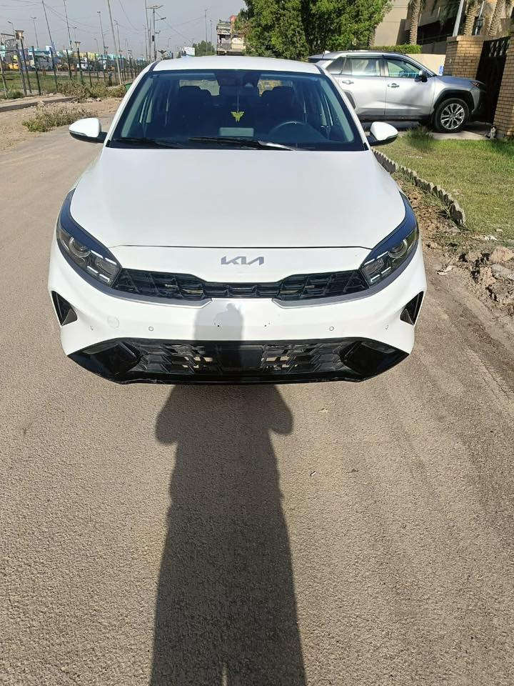 السلام عليكم
سيراتو 2024 السيارة مكفولة المحرك 2000 موصفات نص السيارة ماشية 9000الف تبريد قطعتين حساسات امامية خلفية الداخل اسود رقم بغداد انكليزي 
السعر 165 ورقة وبيه مجال 
العنوان بغداد الشعب 
رقم ***********
