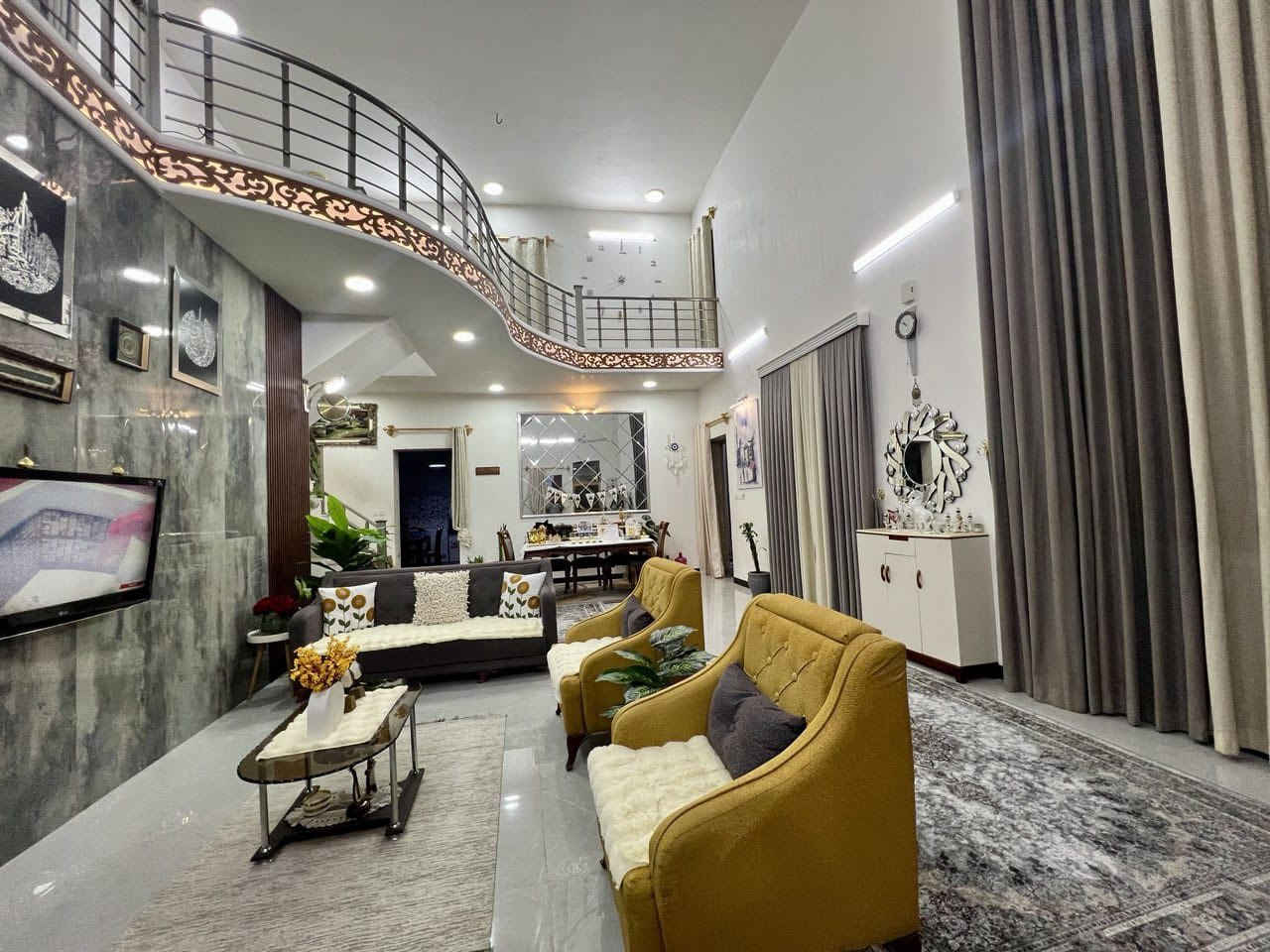 بيت بستنة طابو 25
سلام عليكم بيت للبيع 

بيه إقرار محكمة باسمي 

المساحة 300 متر 

الوجه 30 متر والنزال 10 متر 

البناء حديث طابوك جمهوري طابقين صب 

الطابق الاول استقبال وصالة كبيرة وغرفة نوم ومطبخ وثلاث حمامات 

الطابق الثاني غرفتين نوم وحمام 

العنوان الحر الصغير نهاية شارع المستوصف حي الحسن 

السعر المطلوب 215 مليون للاستفسار او الاتصال

***********

او مراسلة الصفحة
