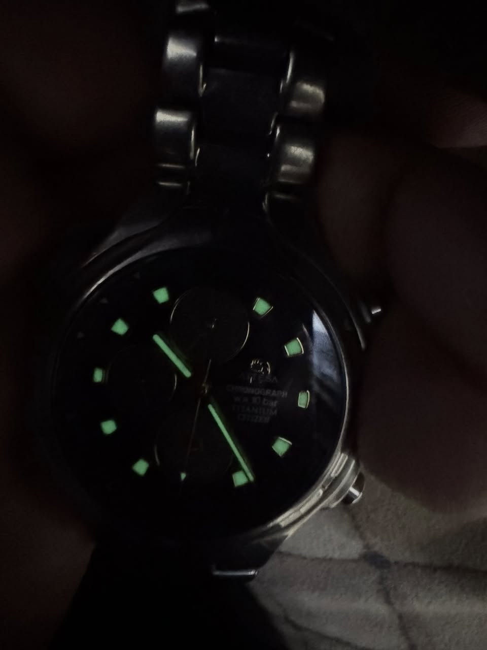 ساعه ستزن ( Citizen )Attesa Chronograph  التيتانيوم 
* الميزات: تتميز بوظيفة الكرونوغراف (ساعة إيقاف) ومقاومة للماء حتى 10 بار. 
* التقنية: قد تعمل بتقنية Eco-Drive التي تشحن البطارية من أي مصدر ضوئي. 
مكاني بغداد مدينه صدر 
***********
السعر 70 الف
