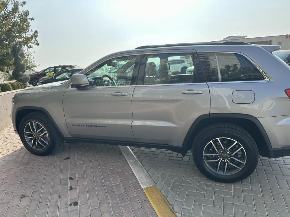 السلام عليكم ...
جيب فئه لارديو خليجي مكفولة كفاله عامه من الضربه والصبغ والشخط والتكحيل / ماشيه 33 الف كيلو (زيرو)
السياره على وضع الوكاله تايرات انتاج 2025 /هزه جديدة 
للاستفسار *********** واتساب / مكاني بغداد / الكرخ
