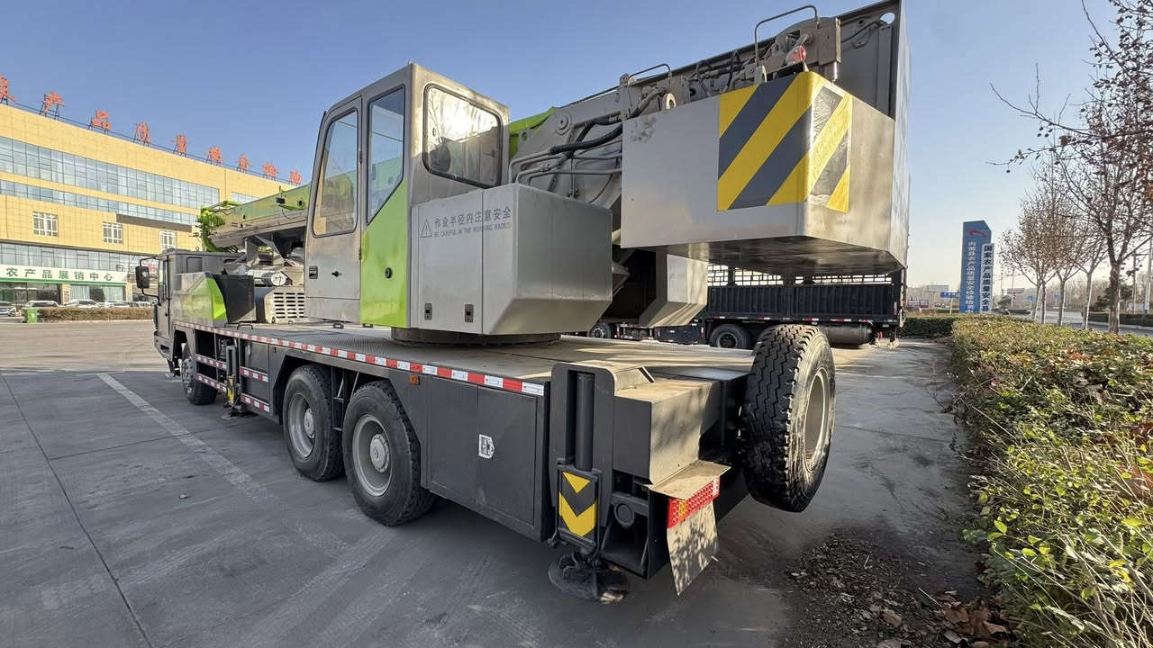 Zoomlion ZTC250V5 crane is sold at a low price, 39.5-meter main arm, one secondary arm, Weichai engine, good condition, very cheap price. We can ship at any time. We have a professional delivery team. All 25-ton to 300-ton cranes are in stock. If you like them, please feel free to contact me. WeChat 15670777911 WhatsApp 8615670777911


**إذا كنت صاحب هذا الإعلان وتريد حذفه لأي سبب، رجاءا أرسل رسالة إلى الدعم الفني**