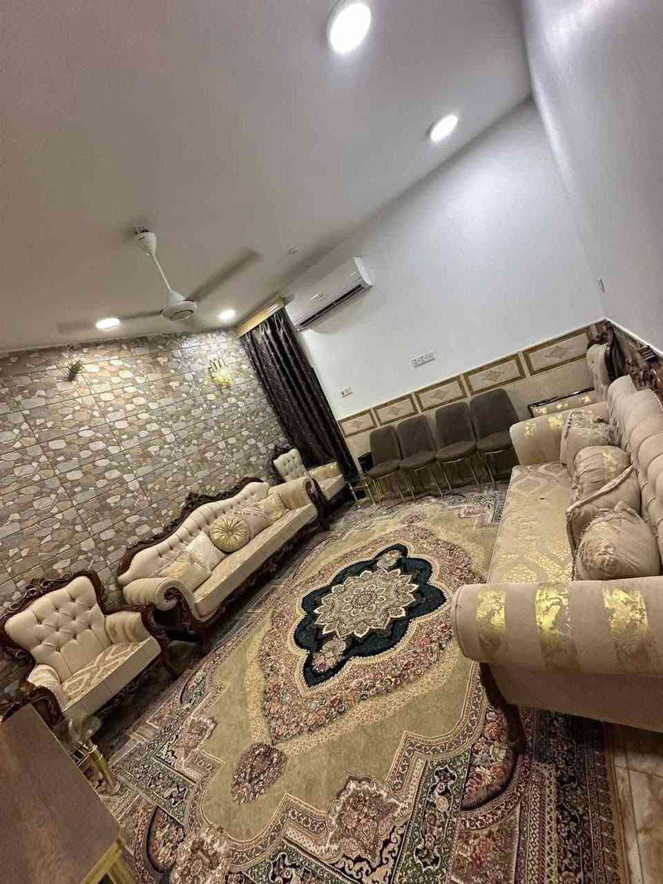 بيت للبيع  حي الحضاره فرع اسواق بركات الزهراء المساحه 150 متر استقبال وصاله ومطبخ حار وبارد غرفتين نوم وصحيات داخليه وخارجيه ومناور 2 
للاستفسار الاتصال ***********
