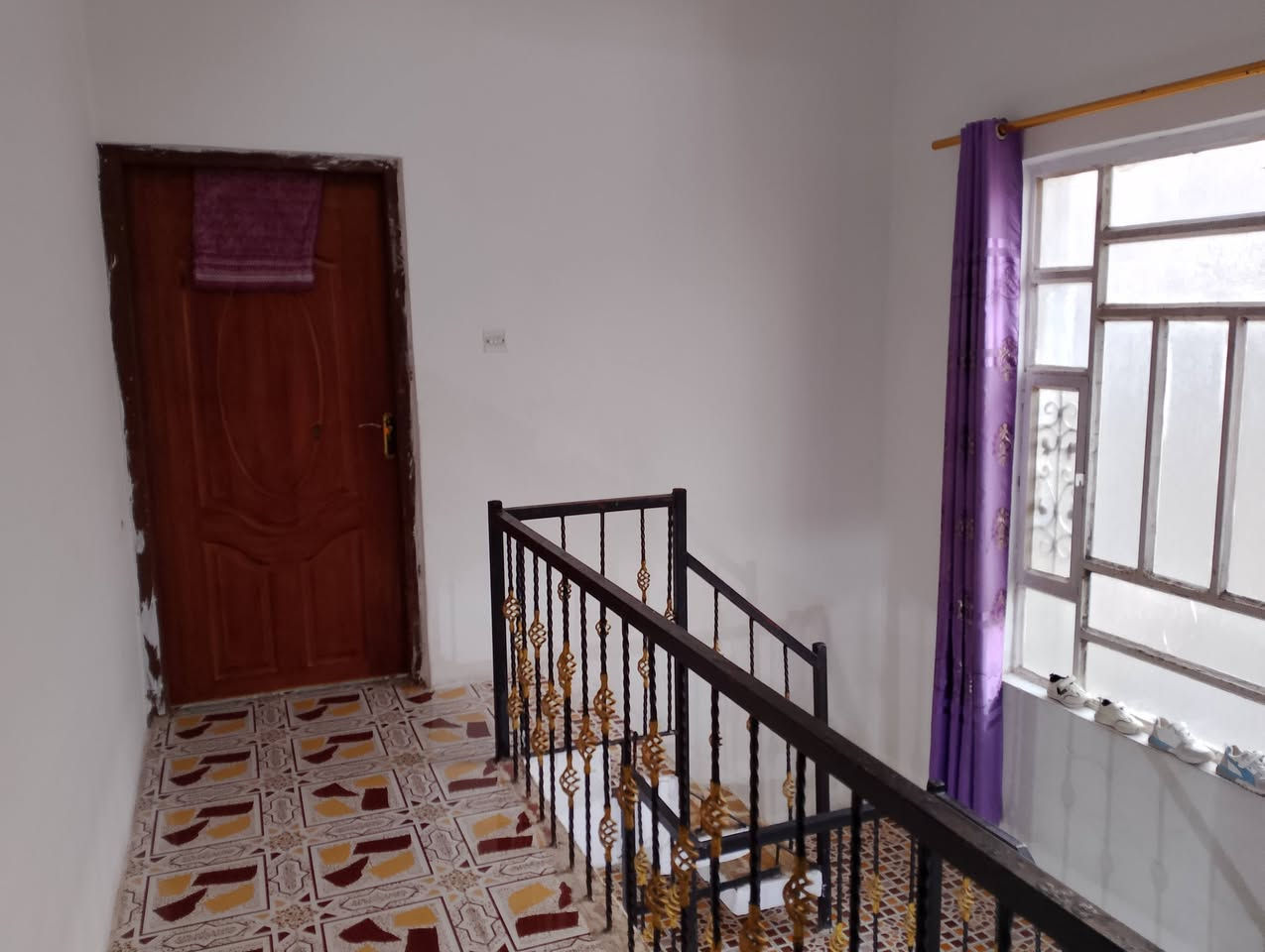 موقع جيد جداً وسعر مناسب 
مشتمل #طابقين 3 غرف نوم مساحه 100 متر الحي العسكري الوجه 5 متر نزال 20 متر #طابو صرف تحويل مباشر 

يتكون من/استقبال مطبخ صاله غرفه نوم 

#الطابق_الثاني غرفتين نوم 

***********

مكتب محمد الحافي التميمي 

عنوان المكتب حي الحشد محلات بيت عمران قرب الشارع العام
