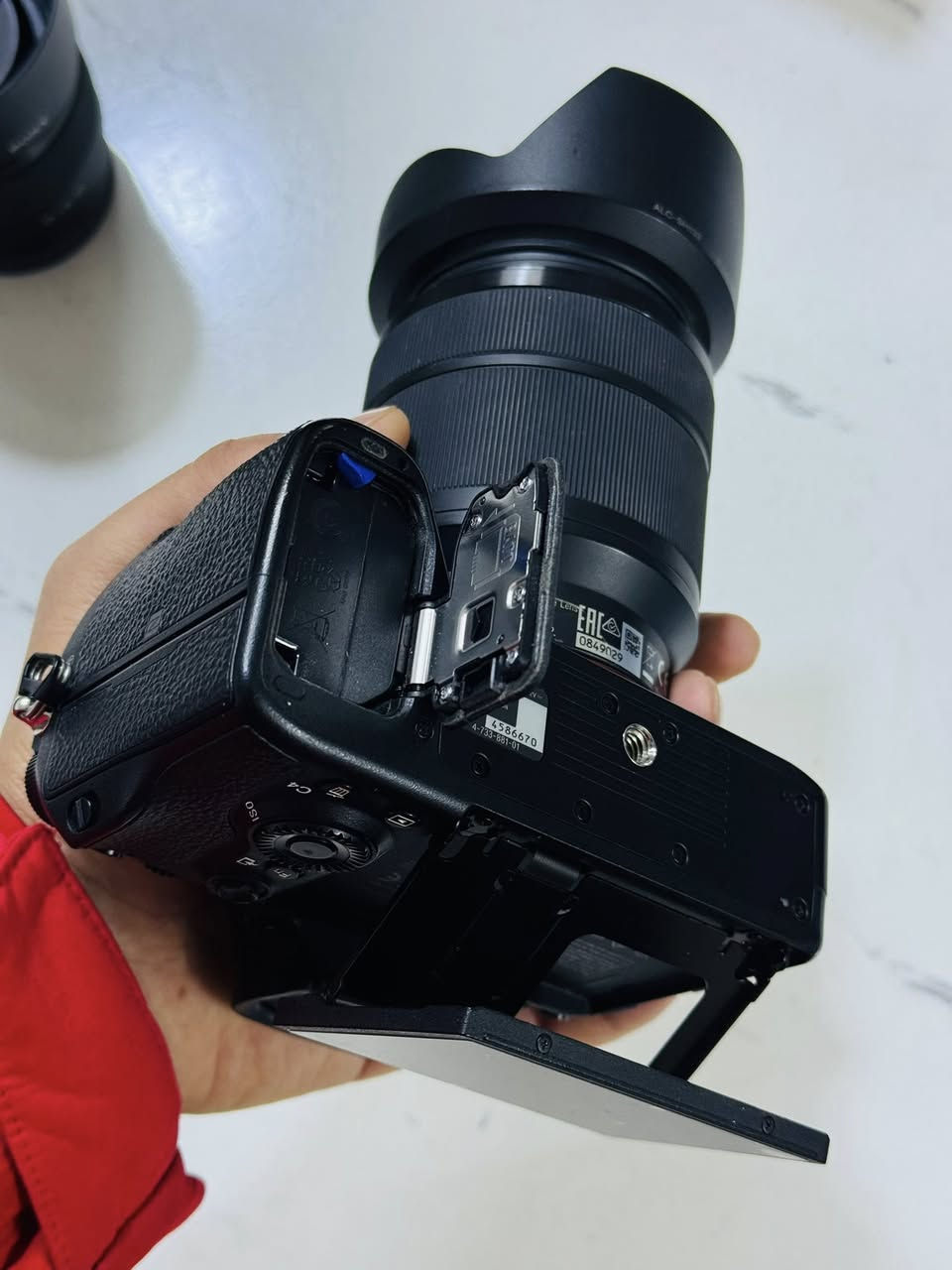 للبيع "وحش" السوني Sony a7III - ملكة التصوير الفوتوغرافي والفيديو
Sony a7III (Body) الغنية عن التعريف، المعروفة بأدائها الجبار في الإضاءة المنخفضة وسرعة الفوكس الخيالية.
• أهم المواصفات:
• سنسور Full-Frame بدقة 24.2 ميجا بيكسل.
• نظام فوكس 693 نقطة (صعب جداً تضيع اللقطة).
• تصوير فيديو بدقة 4K HDR.
• بطارية من نوع Z تدوم طويلاً جداً.
• مانع اهتزاز داخلي خماسي المحاور (5-axis stabilization).
.حالة كامرة نظيفة جدا نظافتها 97%
.مع عدسة 28-70 مميزة جدا  فتحة عدسة 3,5
.وعدسة 50 بوترية قوية جدا 1.8 جديدة 100%
.وسماعة من شركة كودكس wec kit 1 الاحترافية 

***********
سعر راسلني خاص حبيبي 🤍
