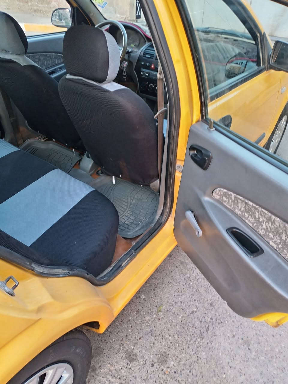 سلام عليكم طيبه موديل ٢٠١٦ كير مكينه جديد بدون تنقيص او تبخير تبريد شغال تخم تاير باتري جديد بيه صبغ الهلاة ونص الباب الصدر فقط بدون اي حادث سنويه ٢٩ رقم بغداد نكليزيه مصفر غرامات العنوان بغداد البياع بشرط تحويل وعقد سعر ٣٩ بي مجال ***********
