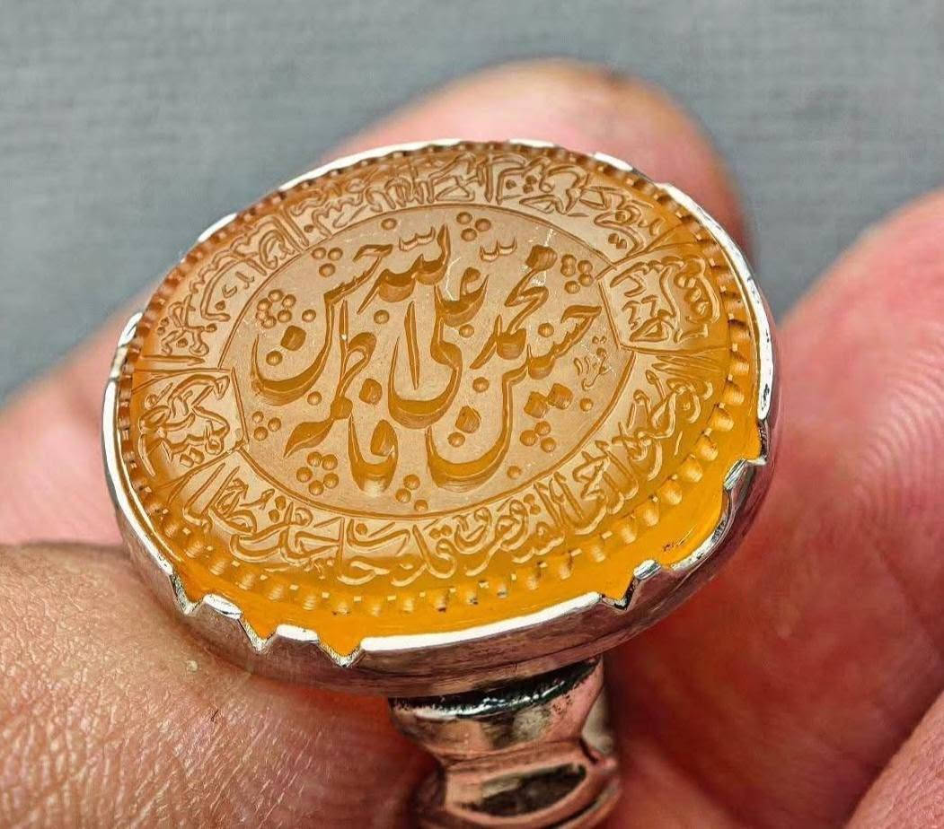عقيق يماني اصفر نخب اول
منقوش بالوسط 5 اصحاب الكساء
الداير منقوش حرز السيد علي القاضي
امضاء قمر 110 
صياغة الاستاذ علي باسم 
مكاني بغداد مدينةالصدر رقمي *********** يوجد توصيل السعر عل خاص وتدلل
