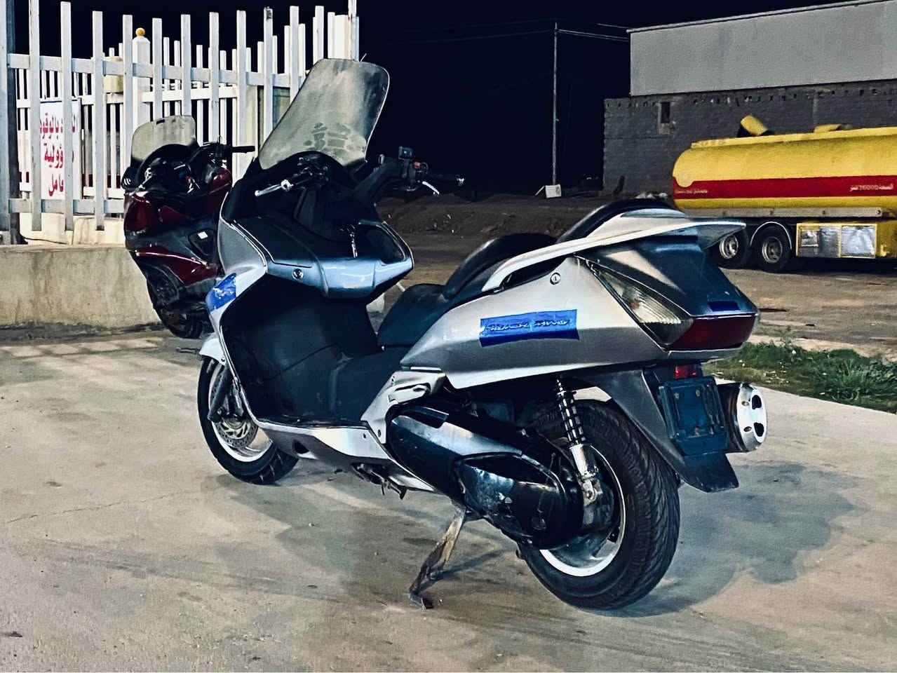 سلفر ونج 600cc 
🛑
دشبول 200
وارد امريكي 
اوفر مود 
نضام ABS
دشبول مسح رصاصي 
يدات دافئة 
زنون عالي ثلجي 
دبلات مكفوله 
تايرات جدد 
كهربائيات كله شغال 
مكينه خير من الله لانقيص ولا تبخير 
وياهة ضبه مال اوراق بس ماعرف يفيدن لو لا 
🛑
بيهة نواقص بسيطه 
1-جكمجه يمنه
2-ادامه للكلجات
3-وملاحضات بسيطه بل كفر 
🛑
السعر 12 وبيهة مجال حك الجيه 
المكان بغداد الشعب 
هـ ***********
اي وقت متواجد. الفارس, صلاح الدين

