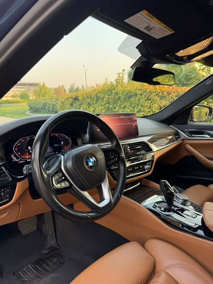 BMW 530i Luxury 2021
لون مميز 💙  

بجم كبس بدون ( ايرباكات بشرط ) 
حادث جاملغ خلفي 
ماشي 71 الف

المواصفات:
🔷- محرك 4 سلندر تيربو (TwinPower Turbo)
🔷- قير أوتوماتيك 8 سرعات
🔷- دفع خلفي (RWD)
🔷- وضعيات قيادة (Eco / Comfort / Sport)
🔷- شاشة كبيرة + نظام iDrive
🔷‏- Apple CarPlay
🔷- كاميرا خلفية + حساسات أمامي وخلفي
🔷- فتحة سقف
🔷- مقاعد جلد كهربائية مع ميموري
🔷إضاءة داخلية متعددة الألوان(Ambient Lighting)
🔷- دخول وتشغيل بدون مفتاح

كفالة عامة كير ومكينة وكلشي بشرط صفر مسج 
مكان السيارة اربيل 

السعر 30.500$ 
للاستفسار ( ***********) واتس اب
