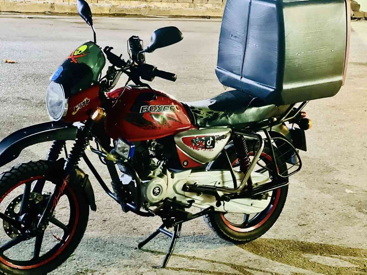 سلام عليكم دراجه بوكسر موديل 2021 بلسنويه2022 الدراجه حلوه ونضيفه ومجفته تجفيت شركه ولله الدراجه مرقمه بسمي لوحات انكليزي كلنقص مابيه كهربياته كله شغاله وتخم تاير مامي خافي دسكات مامي خلفي جديد وبشوفت عينك ولمكينه خير من الله صوته ناعم  مكاني الحسينيه مال راشديه رقمي وتواصل وخادمك الدراجه للبيع اقصاد وذا اتحب نقد السعر 1850000 وبيه مجال ***********
