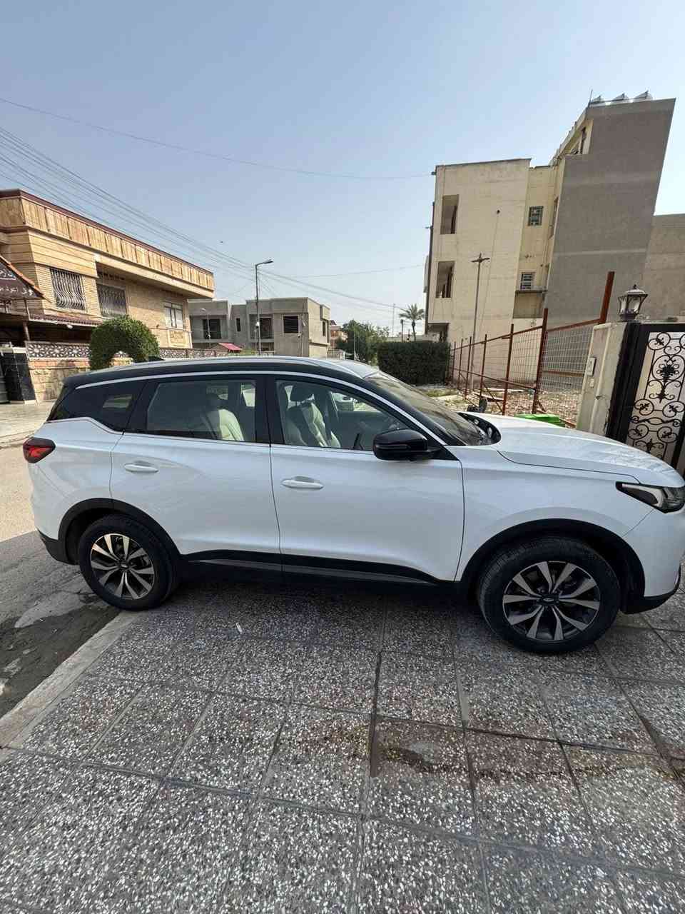 سلام عليكم تيكو مديل 2023مسجله 22لان شهر 12 استلامها من الشركه بعدها بالضمان ماشيه قليل  فول موصفات للخير معروفه تو كلر بانرورما بصمه كشن كهرباء جلد. فور ويل  مكينه 1500تيربو  السياره في حاله الوكاله مكفوله من كلشي. العنوان زيونه خلف دار الازياء  مكلف بالنشر الاستفسار على الرقم المذكور ‭٠ ٧٧٠ ٤٢٩ ٦٧٥٣‬
السعر 128$
