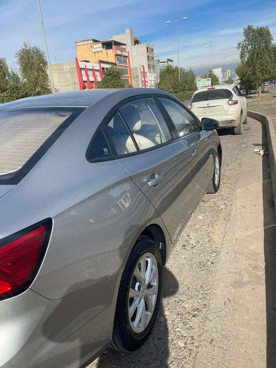 السلام عليكم 
2024// MG5   سيارة وضع شركة ماشية 11000 الف كيلو  مكان السيارة اربيل اي استفسار اتصال عل رقم  ***********
