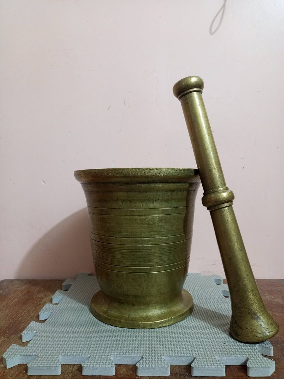 هاون ضخم ابو بطن عريضه قديم جداً حجم كبير ارتفاع22سم وليده35سم ثقيل جداً 13كيلو وربع،
للبيع ‏‪***********‬‏ يوجد توصيل كافة المحافظات
