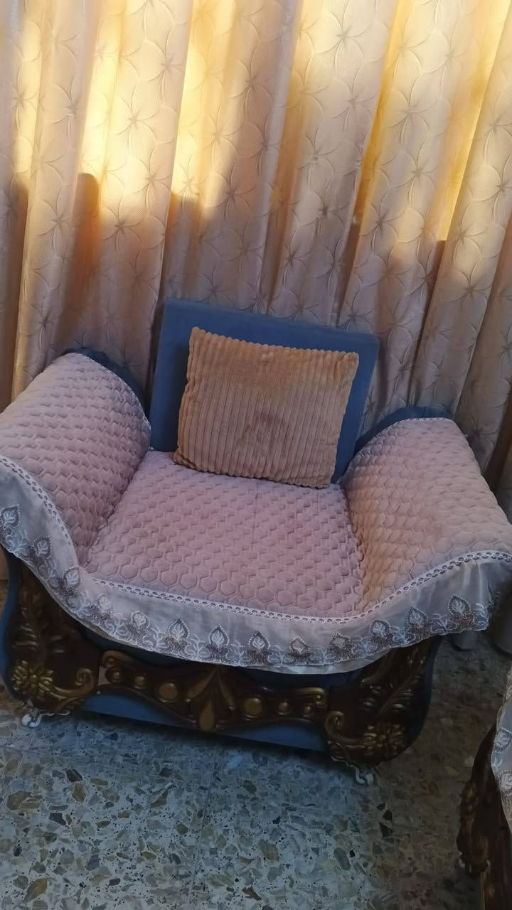 السلام عليكم اخوان تخم مستعمل للبيع تخم نضيف جدا مثل ماواضح بصوره مكاني بغداد حي الرئاسة العبيدي للتواصل *********** سعر 75 وبيه مجال

