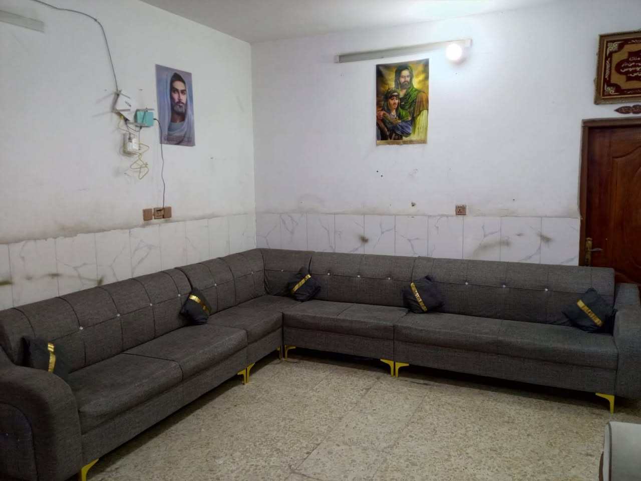 ديوان 10 مقاعد نظيف
سعره 240 وبي مجال لبياع 
يوجد توصيل بكروه ب واتساب
***********
