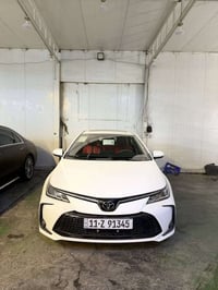 كورلا هايبرد 2025 ماشيه الف زيرو السياره  داخل جلد احمر . كرسي كهرباء ...