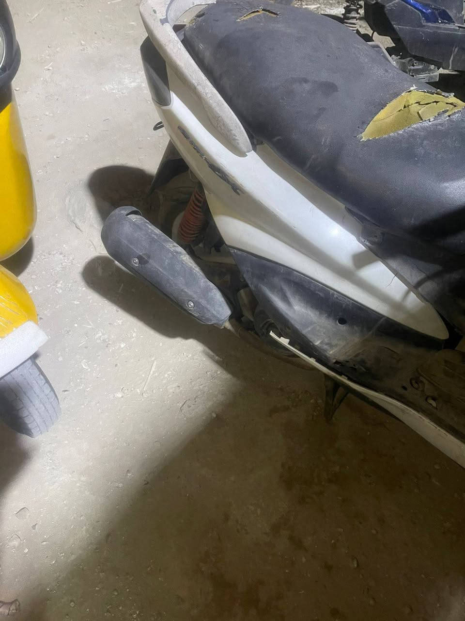 السلام عليكم.
سكنس ياباني ١١٠ 

دراجة متروكة 
طفت بانزين 
ما اعرف شبيها أمانة الله 
كلشي بلادي بيها 

ابيع كوم حديد 
250 وبيها مجال 

حي اور 
***********
