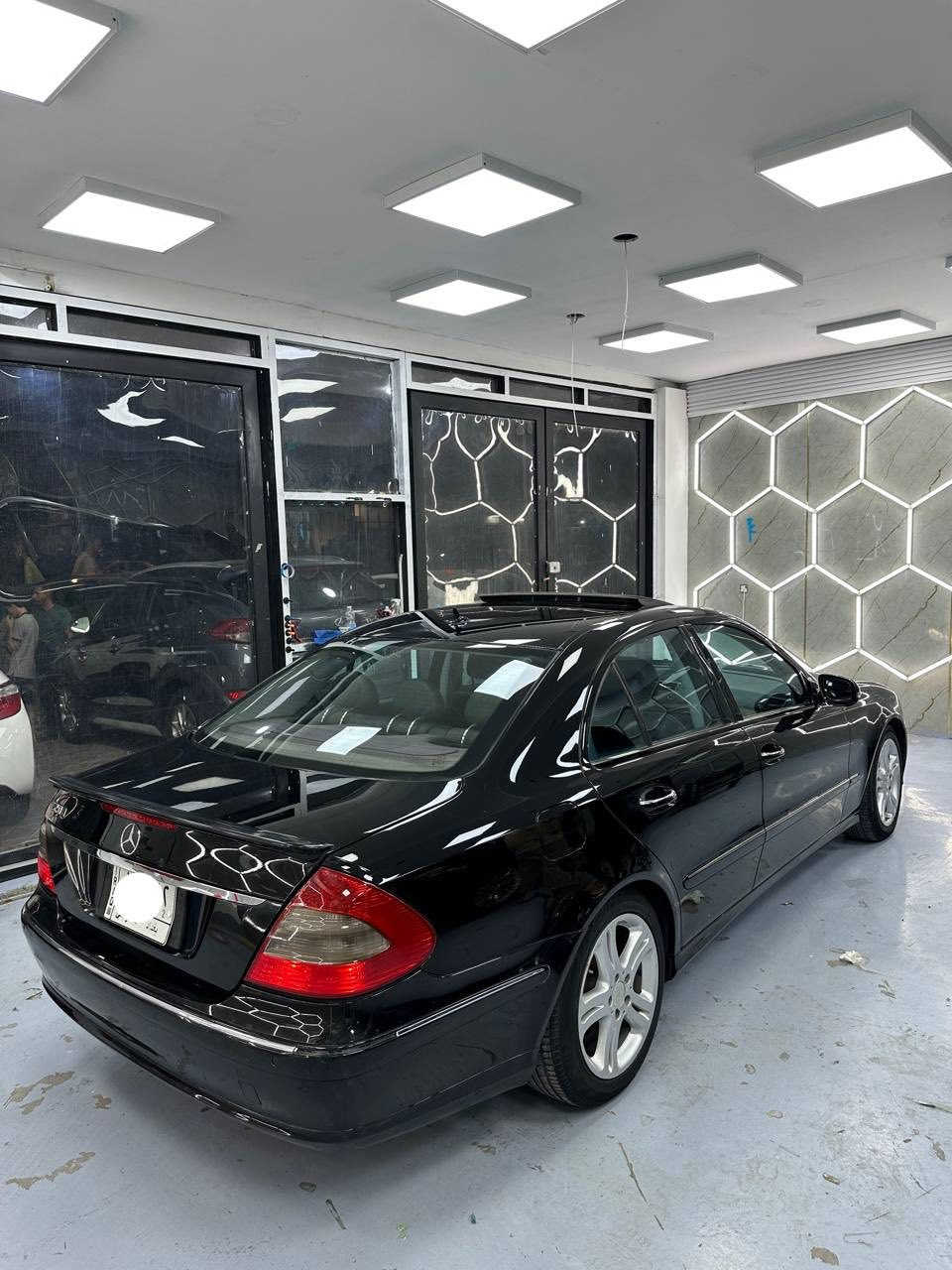 السلام عليكم
‏Mercedes - Benz E 200
(موديل 2008)
اڤنكارد 
وارد يابان مكفولة كفاله عامة عدا البنيد مصبوغ بسبب جراد وعدي صور قبل صبغ 
مكينة 4 سلندر سنكل تيربو 
تو ويل 
المواصفات : 
داخل جلد ومخمل اسود 
حساسات امامي خلفي 
لايت زنون 
سلايد روف 
شاشة بلادية كبيرة
سستم صوت كلش حلو وواضح بيها 
كراسي امامي تحكم كهرباء 
تدفئة كشنات 
جنطة بصمة
قطعتين تبريد 
تبريد الامامي منفصل 
فول تحكم ستيرن 
شاشة اعطال 
وبعد بيها هواية مواصفات معروفه
ماشية 230 الف كيلو 
سياره بلادية ومابيها اي نقص 
تخم تاير وباتري جديد ومنظومة تبريد كلها جديدة 
رقم بغداد مشروع وطني 
سعر 120 وبيها مجال 
*********** ابو فهد
