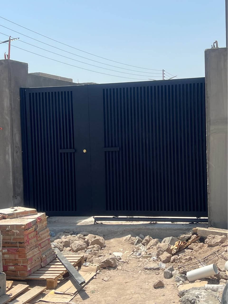 معمل حدادة الاخوين لعمل الأبواب و الشبابيك والمحجرات والسقائف وكافة أعمال الحداده أحدث النقوش والحديد الثقيل الهاتف*********** انسب الاسعار وكافت النقشات ملاحظه (25الف كرسته وعمل المتر الواحد السقيفه صطح البصرة, العراق
