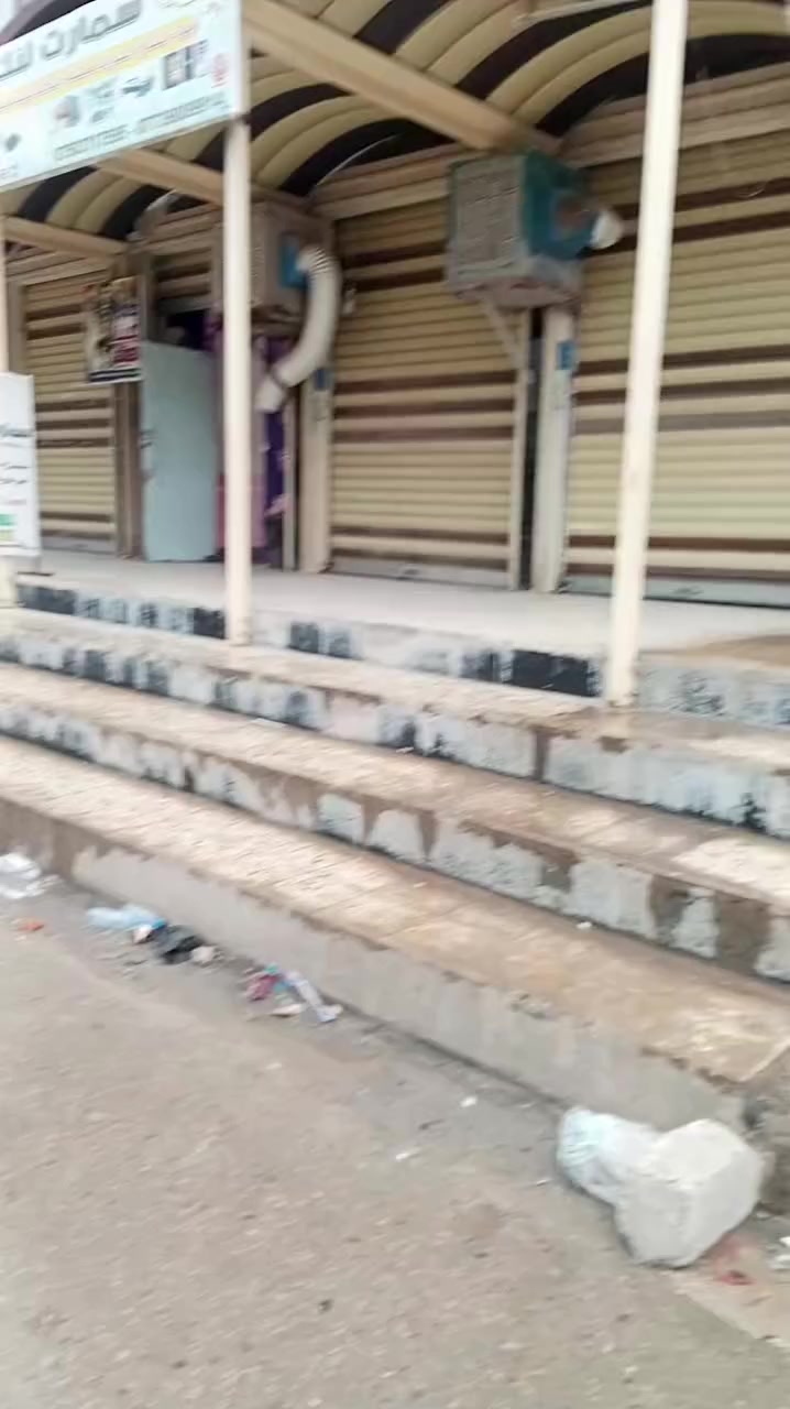 للبيع للبيع عماره تجاريه موقعها حي السماح التسعين تتكون من سبع محلات وشقه واردها شهري700الف كل شهر سعر مطلوب185مليون للاتصال***********///*********** المراجعة مكتب مملكة السعادة للعقار
