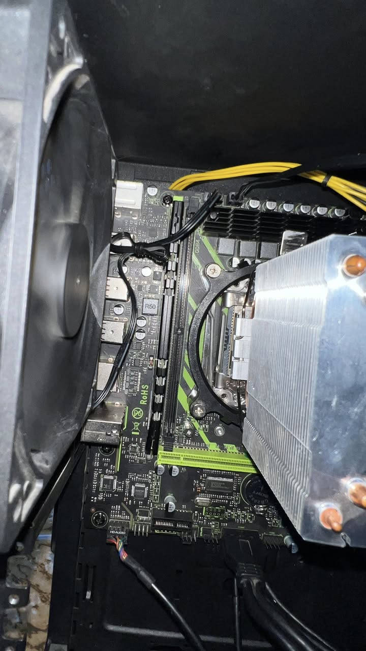 السلام عليكم تجميعة نقص كرت للبيع
المعالج xeon e5 2650V4
البورد X99 P4
الرام 8gb ddr4 2400mhz
بورسبلاي 500 واط aigo
هارد hdd 500gb
هارد SSD 128 سامسونك منصب بي ويندوز
كيس cooler master masterbox lite 5 رباعي الفانات نقص هاب ب 10/5 الف سعره
مبرد aigo تبريد ثلج فقط وحده من الاقفال مكسوره 
وتنلحم وانا مثبته ببرغي وسيم 
القطع شغالة ونظيفة والفحص امام المندوب اذا بيها خلل رجعها وي المندوب اذا راح المندوب يسقط حقك 
السعر 300 الف مع التوصيل
***********
