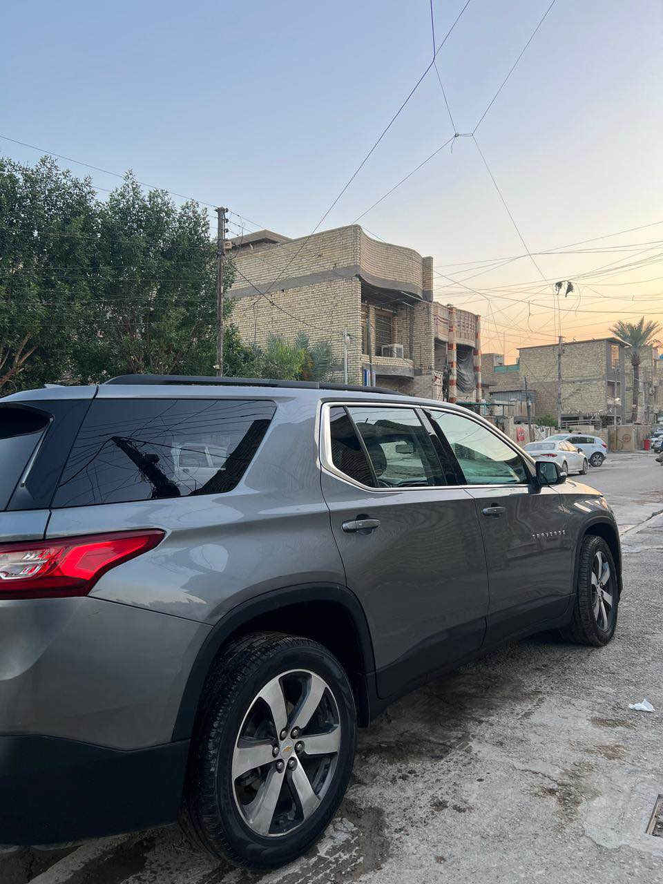 السلام عليكم 
شوفرليت ترافيرس موديل 2021 للبيع 
السيارة فول مواصفات LTZ 
مكينة ستة سلندر ٣٦٠٠ سبعة راكتب 
المواصفات 
بانوراما 
كشنات منفصل 
٥ بصمات بالابواب 
شاشة كبيرة مع apple car play 
قاصة خلف الشاشة 
وضعيات قيادة 
دفع رباعي 
تدفئة كشنات 
الجام اوتو 
لايت متكيف مع حركة عجلة القيادة 
وبعد بيها مواصفات هوايه 
رقم اربيل هزة + فحص جديد 
تحويل ثاني يوم 
حادث خفيف بدون ايرباك 
بيها صبغ فقط الجاملغ الخلفي 
وتبديل دعامية امامية 
المكان بغداد حي اور
السعر 215 وبيها مجال 
وهذا رقمي 
*********** 
*********** بغداد, العراق
