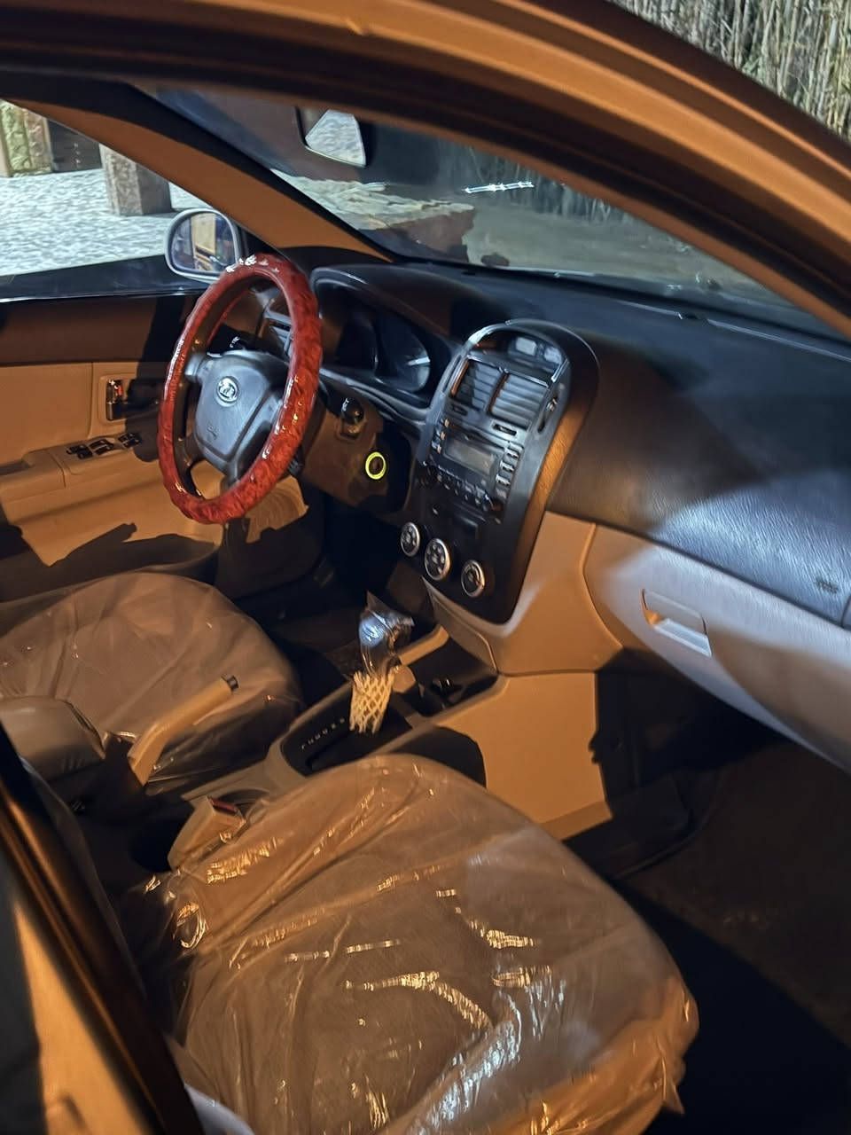 السلام عليكم 
للبيع كيا سبكترا 2009 بيها صبغ شبر بالبنيد وشويه بالجاملغ والباقي كفاله ماشيه 170حقيقي مكينه كير تخم تاير حداديه تبريد تدفئه  كفاله سياره جديده مكاني كربلاء الحسينيه سعرها 100 شده وبيها مجال قليل ***********
