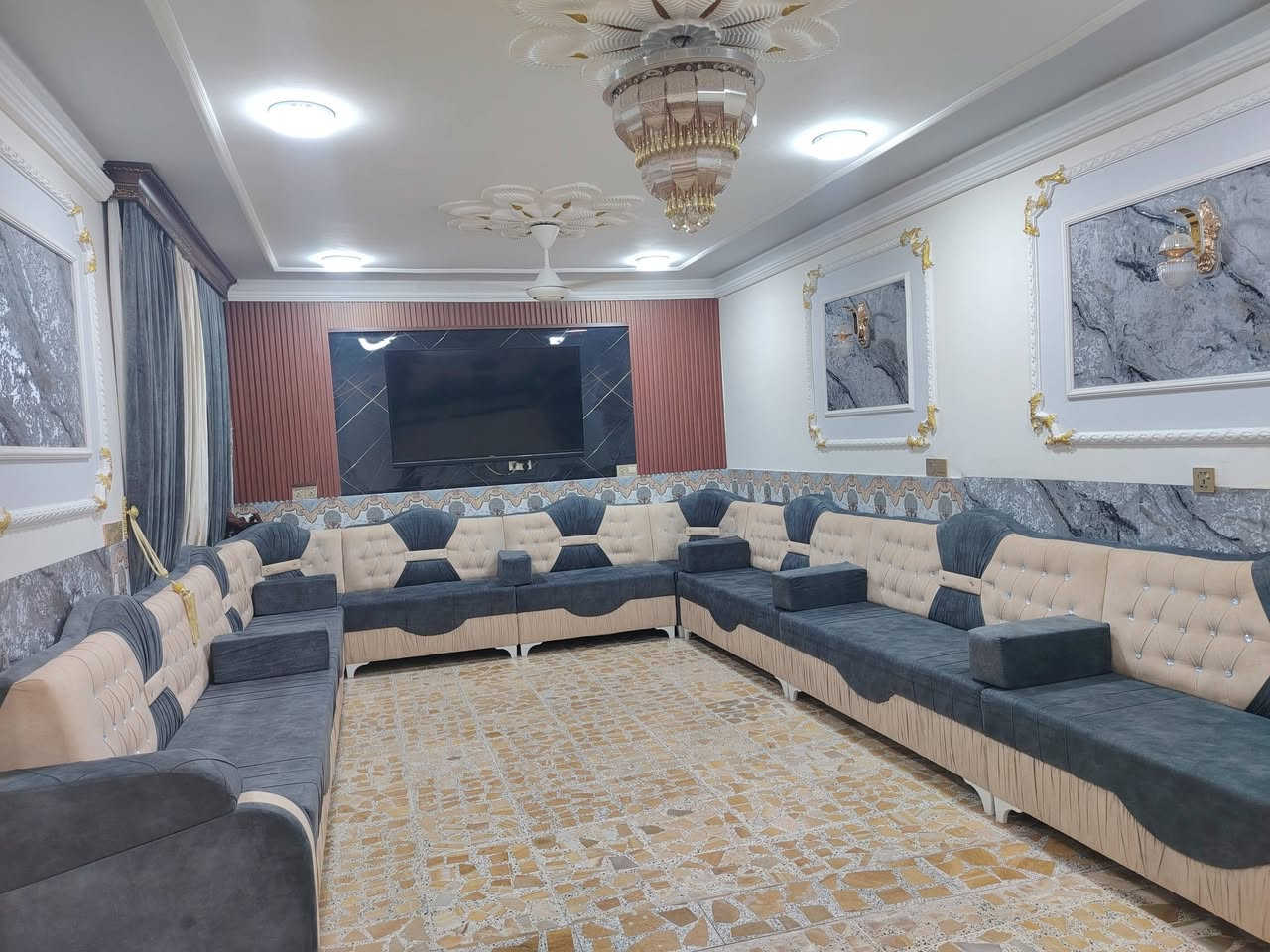 بيت للبيع ب حي الشهداء
ب ٢٣ البيت على ساحه 
المساحة 250 
بناء ابلوك 
يتكون البيت 
من اربع أقرف
غريب على شارع 40
السعر 115 وبي مجال
رقم الهاتف
***********
***********

