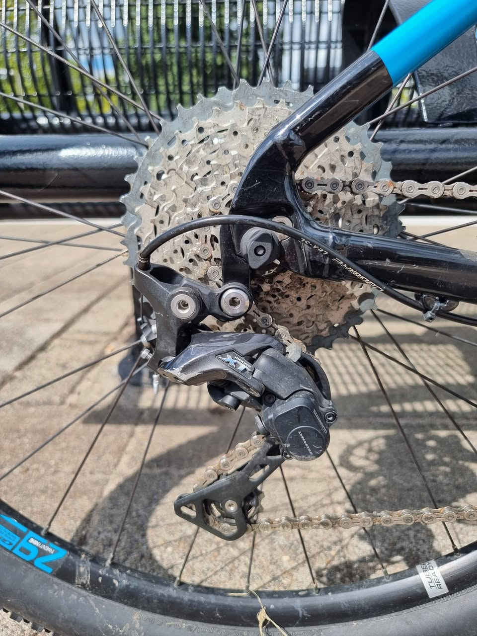 السلام عليكم كباتنة الطيبين👋
توكلنا على الله وأيه الرزق للجميع 
#للبيع دراجة جبلي جاينت صنع هولندي 🇳🇱 اصلي فئة Hardtail بالعافية  للياخذهة 
لون مميز وحلو الدراجة مثالية وقوية للطرق الوعرة، الصعود والنزول، وحتى الاستخدام الرياضي اليومي براحة وثبات عالي. يعني انسى الطسات ووجع الظهر وألام المفاصل. أحسن متاخذ دراجة مو اصلي ورة اسبوع تكوم توصوص وتنومك يم المصلح 😅 وتعبك احنة نوفرلكم دراجات ماركات عالمية اصلية استيراد مباشر من هولندا 🇳🇱
✅ المواصفات والفوائد للمستخدم: 
لشة أو فريم ألمنيوم خفيف وقوي → تحكم أفضل وتعب أقل أثناء القيادة قياس ميديم M مناسب لمعظم الأطوال ويوجد أيضآ قياس لارج L  نظام نقل حركة شيمانو أكس تي XT  11X2 الدراجة كلهة مختمة XT تبديل ناعم وسريع بدون تقطيع وعمر اطول صيانة اقل بريكات XT هايدروليك 
ممتص صدمات دبل امامي  Fox 32 Performance  راحة وثبات أعلى بالطبات والطرق الصعبة  ويالة قياس 29 نظام شيفت تايرات ماكسس Maxxis الدراجة جاهزة للركوب مباشرة بدون أي مصروف إضافي مناسبة للمبتدئ والمحترف بنفس الوقت
📍 الموقع: بغداد – حي البنوك – قرب مثلجات الصفصاف
📩 لأي استفسار أو تجربة الدراجة، راسلني خاص أو على الواتساب 009647765417960 وتدلل 🤝
⚠️ ملاحظة:
ناشر أكثر من دراجة بحسابي، ويوجد استيراد مباشر من وكالات أوربية عالمية، كل القطع أصلية 100% مع وصولات 🔥
نتعامل مع أفضل الماركات العالمية:
SRAM . SHIMANO . Campagnolo . Maxxis . Schwalbe . Vittoria . Bontrager . Rockshox . Fox . Mavic .Garmin . wahoo.  Poc . Cube .  DT SWISS . Cannondale . Santa cruz . Trek . Giant ... وغيرها #دراجة_جبلية #دراجات #بيع_دراجة #بغداد #دراجة_هوائية  #Sram  #Baghdad


**إذا كنت صاحب هذا الإعلان وتريد حذفه لأي سبب، رجاءا أرسل رسالة إلى الدعم الفني**