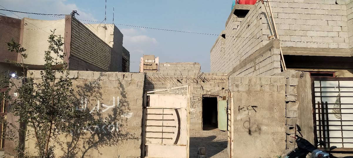 بيت للبيع نهاية شارع المصرف قرب شبكة ابو اسماعيل على اليسار 
البيت يحتاجلة ترميم وترتيب مثل ما موضح بالفيديو 
المساحة 120  الواجهه 7 
 لمعرفة السعر الرقم »  ***********   وبسعر مناسب جدا .
شارع تبليط ماء مجاري خدمات متوفرة
