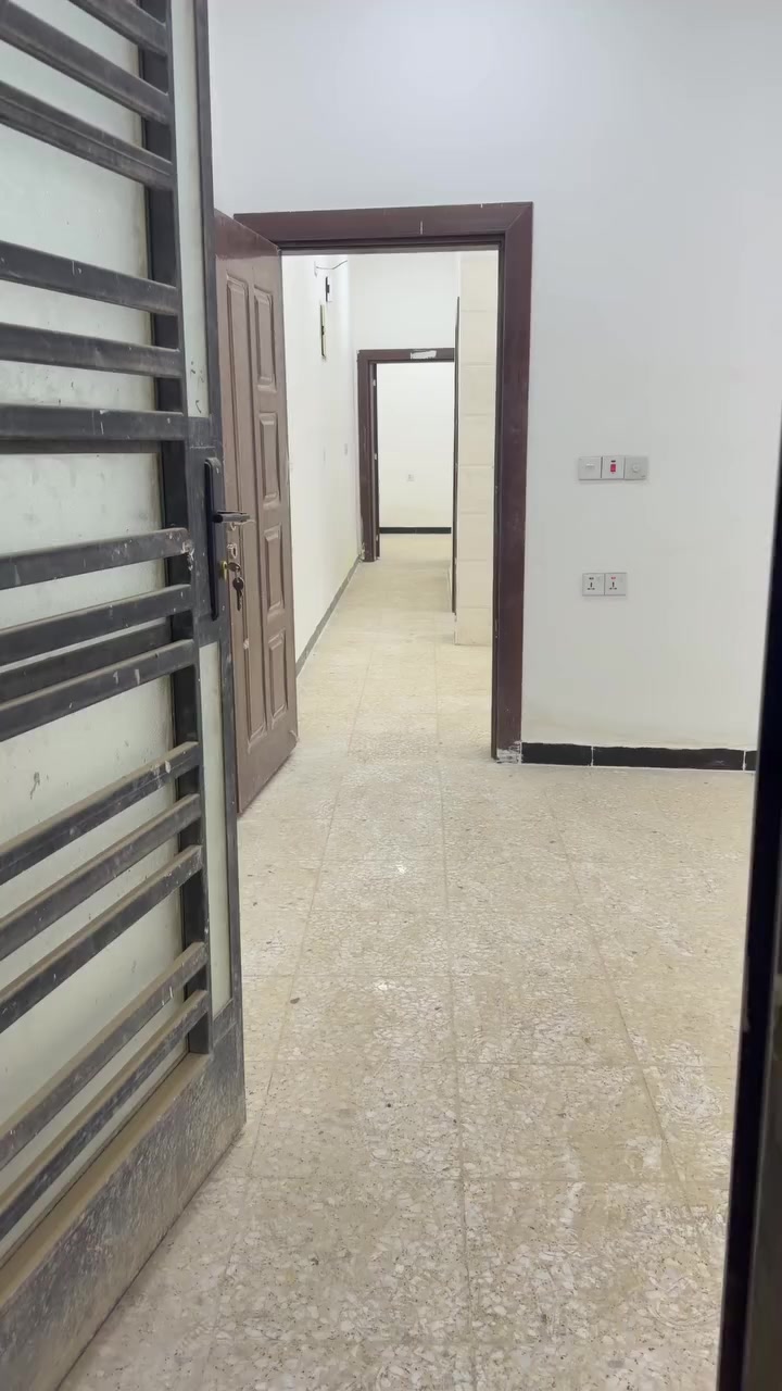 للأيجار أرضي 90 متر زيرو غرفتين نوم وصالة ومطبخ وحمام ومنور وطرمة شاطئ التاجي منطقة الطي شارع عباس الكهربائي نزال عن الشارع العام 250 متر سعر الايجار 400 ألف قفل ***********
