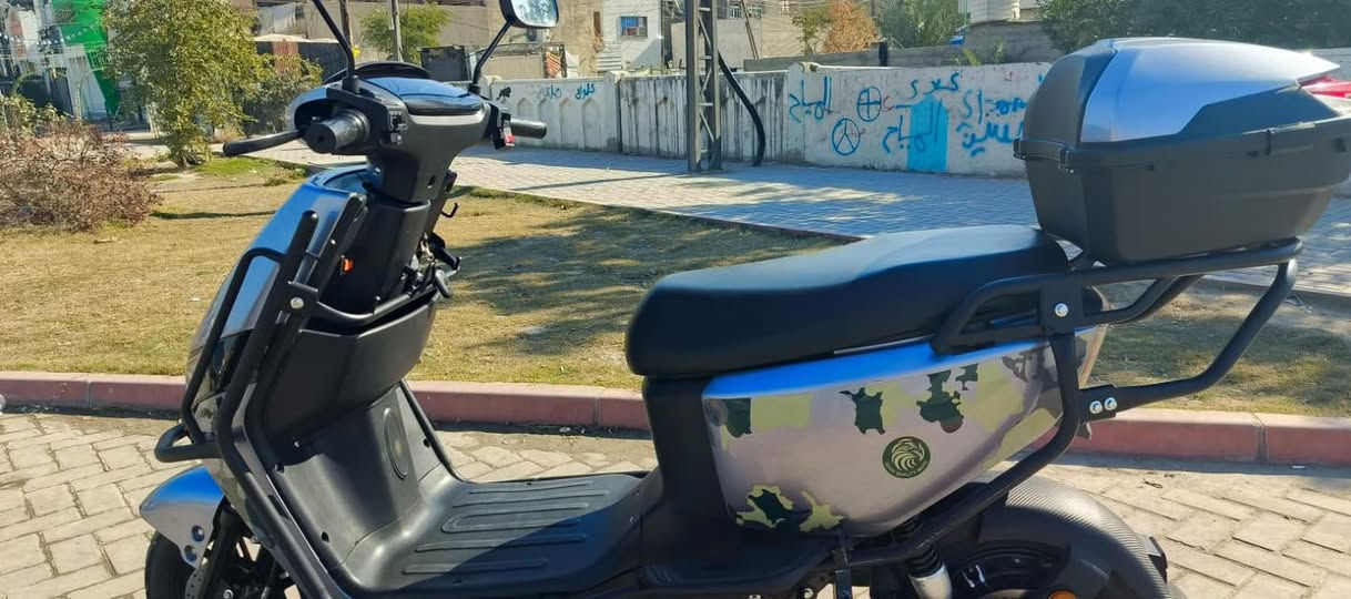 دراجة كهربائية أنيقة وقوية، استعمال شخصي وخالية من أي أعطال،
المميزات:
 • بطارية قوية وتعمل بكفاءة 
 • شاشة ديجيتال واضحة
 • إضاءة LED أمامية وخلفية
 • بوكس خلفي كبير للتخزين
 • مرايات + ستاند جانبي ووسطي
             سويج عدد (٢) بصمات عدد(٢)
             تشغيل عن بعد  مع درع حمايه
            6 بطاريات مسطره ملف ٢٤٠٠ سرعه حقيقه ٨٠ 
            نظام بك وثلاث سرع 
              دراجه استعمال قليل كلش شهرين 
             مكانه بغداد شهداء البياع 
             رقم الهاتف :***********  
             السعر ٨٧٥ وبيه مجال بسيط
