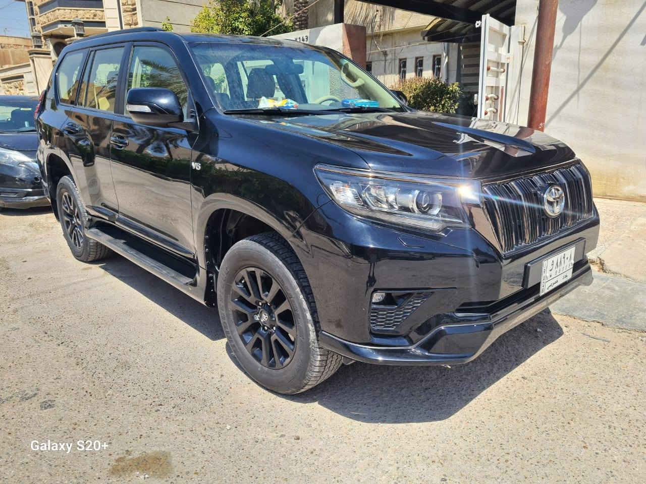 السلام عليكم 
سيارة للبيع تويوتا برادو 2021 TXS (Midnight) لون أسود وكالة العراق  ساز بعدها ضمن الضمان (4 سنوات أو 100 ألف كم)، صيانة دورية بالشركة ومغلفة حماية، مكفولة كفالة عامة، محرك 6 سلندر 4000cc، تايرات وبطارية جديدة (أقل من شهر)، الممشى 67 ألف كم، رقم  بغداد الجديد والسنوية مجددة وباسمي، سيارة نظيفة جداً وجاهزة، السعر 44,000$ وبيه مجال بسيط للجادين، للتواصل ***********
