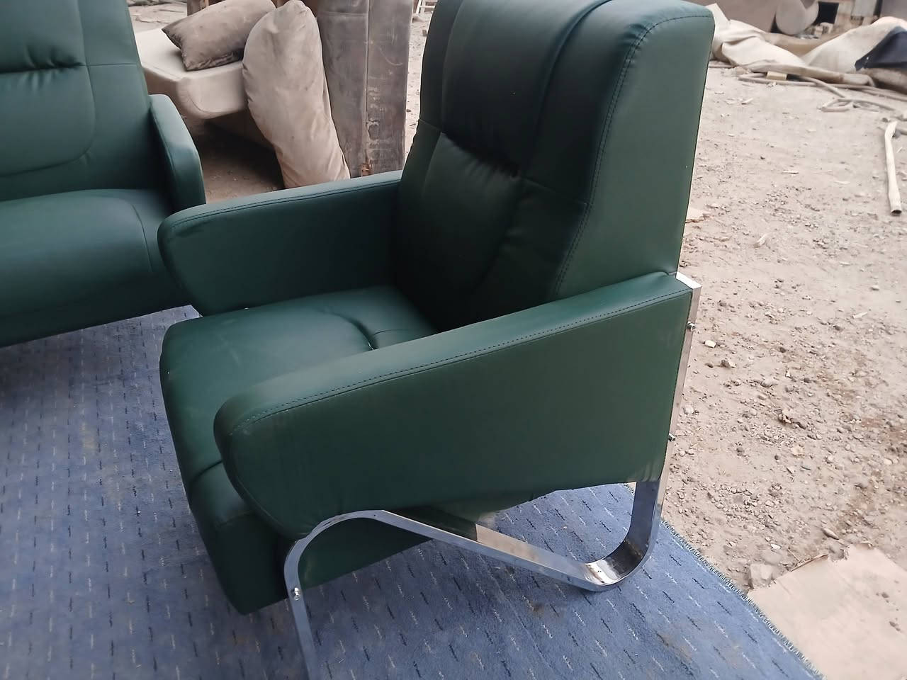 تخم ٧مقاعد جلد ماركه اصليه تركي نظيف جدا جدا مقاعد سبرنك اسفنج سوفت طبي مغلف بديباج ارجل سل ستيل المراسله خاص او واتس اب توصيل بغدادفقط ***********
