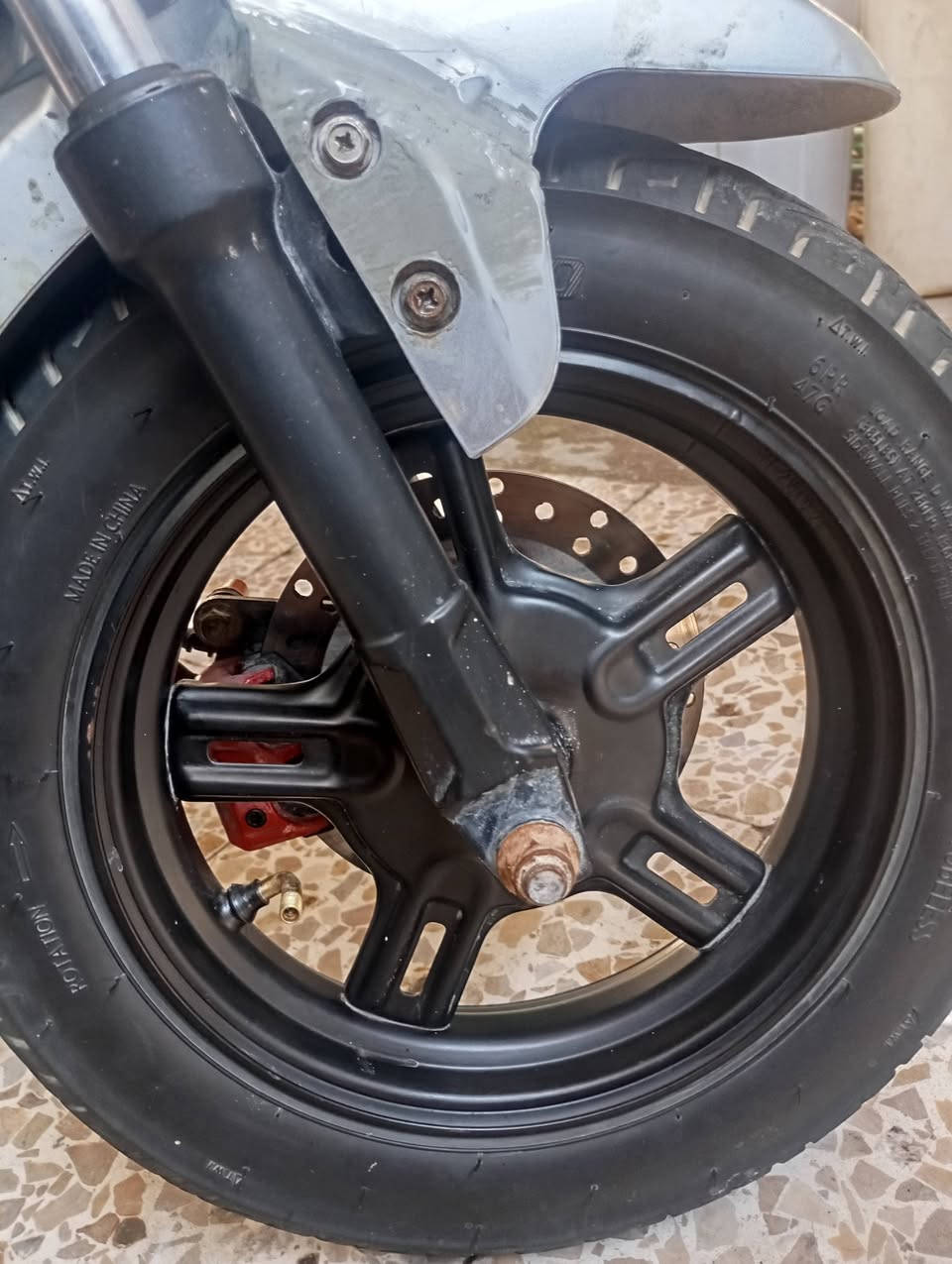سلام عليكم. 
دراجه شحن R9 2025 WINLEE
بطاريات متفوخات بس شغالات وياخذن شحن حالتهن وسط ✅
دسك بريك امامي خلفي✅
دبلات امامي خلفي هايدروليك ✅
شاحنه لأصليه حجم كبير✅ 
سماعه صوت عالي ✅
اشاير امامي خلفي ✅
شاشه تطلع العطل الي بيه✅
الكهربائيات كلهن شغاله ✅
نشرات ارضيه ✅
حساسات بريك ✅
الملف قدرته1200واط💪🏾✅
الدراجه مابيهه نقص بس البطاريات ✅
الدراجه خير من الله واحلى من الصور 
(( 250))  وبيهه مجال للشرايه 
رقمي لأستفسار. 
((***********))
