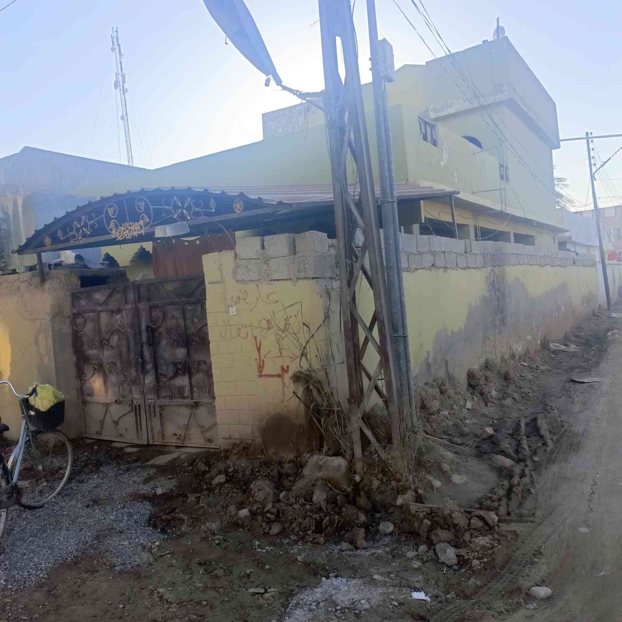 دار لل بيع 280 متر المكان كاطون الرحمة قريب عل شارع ثالث قطعة عن الشارع البيت يتكون من ستقبال هول غرفتين جوة غرفتين فوك صالة مطبخ الشراي يتصل ***********
