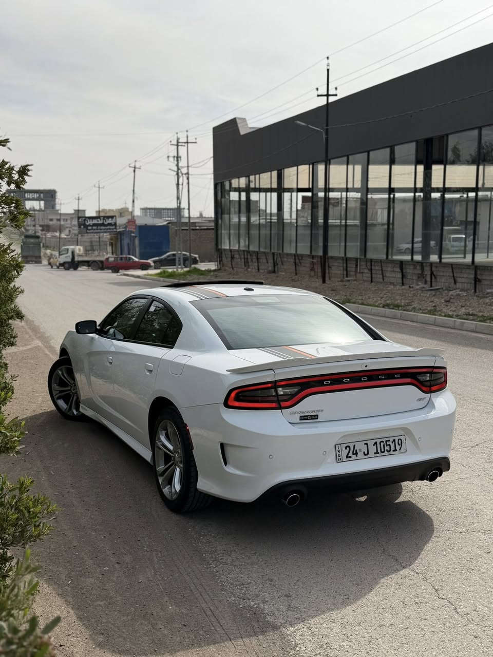 سلام عليكم للبيع دودج جارجر GT PLUS 
الموديل:2022 (خليجي) وكالة هارلم (بسعر مناسب جداً)
العداد:( 30الف) حقيقي بشرط
سيارة كلين بدون اي ضرر 
خطين بارد باب خلف النفر فقط 
المواصفات:
دشبول + ابواب خياط جلد 
*فتحة سقف كهربائية
*ويل الالمنيوم قياس 20 انج 
*شاشة لمس قياس 10.1 انج مع نظام ملاحة
*رادار تفاعلي مع خاصية التوقف والانطلاق
*حساسات امامية وخلفية
*كاميرا خلفية
*نقطة عمياء
*مانع تصادم خلفي
*تحذير الخروج من المسار
*مرآة تعتيم ذاتي
*مقاعد من الجلد الفاخر بل لون الاحمر والاسود
*مقاعد امامية  كهربائية 
*مقاعد امامية مبردة ومدفئة
*مقاعد خلفية مدفئة
*مقعد السائق ذاكرة
*مكيف الهواء مع تحكم 3 مناطق 
*نظام ابل كار بلاى و اندرويد اوتو لاسلكي
*دخول ذكي (بصمة)
*نظام التشغيل عن بُعد
*مصابيح أمامية أوتوماتيكية مع مصابيح نهارية LED 
*المرايا الخارجية ذاكرة
*مرايا خارجية مدفئة
*فتحات اكزوز مزدوجة
*وسائد هوائية أمامية و وسائد هوائية جانبية و خلفية.

***********
***********
