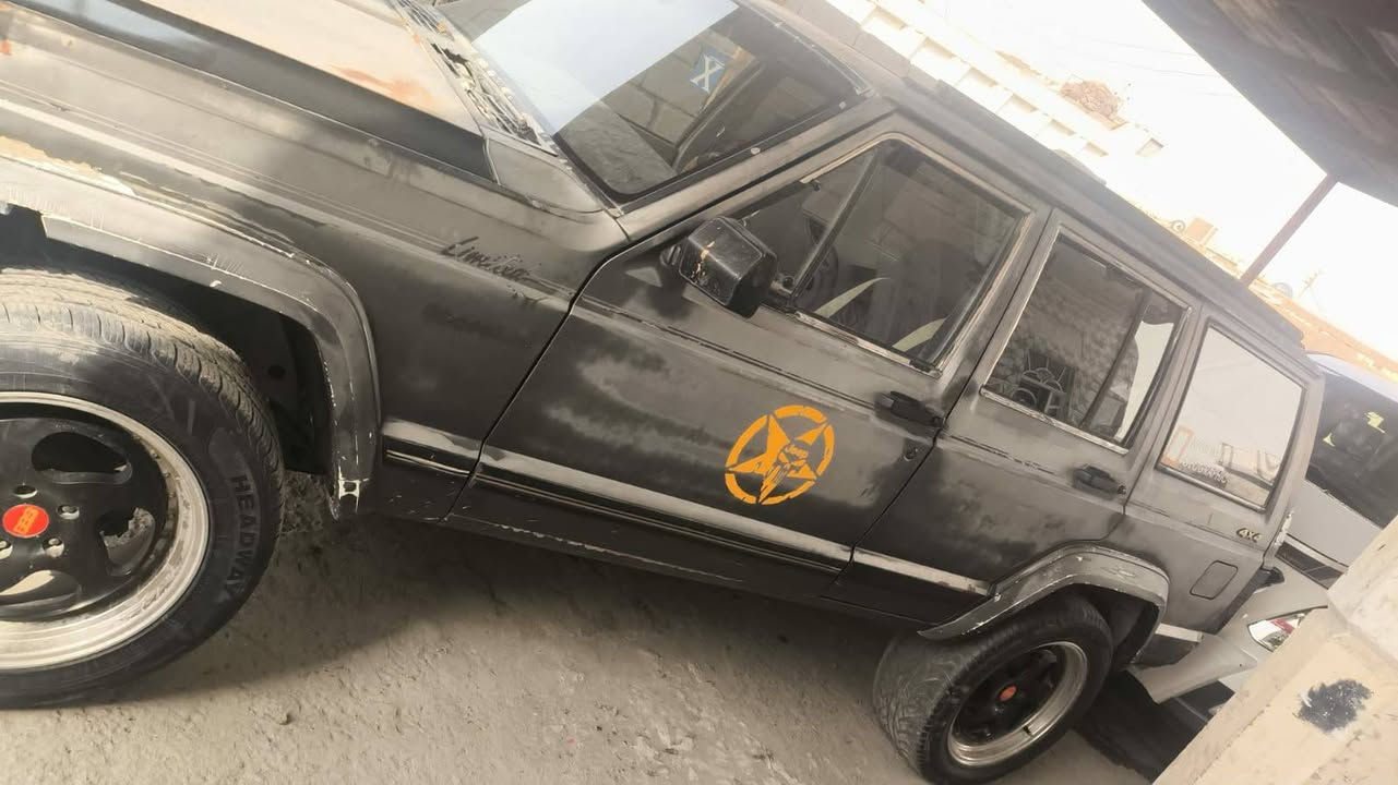 جيب شيروكي للبيع بيها ارقام وسنويه اربيل اصوليه بس لبليته مال الشاصي ضايعه اتكفلك سرقه  ابيع الموجود محرك وكير بلاد السعر ٢٢ بيها مجال حك الجيه ***********
