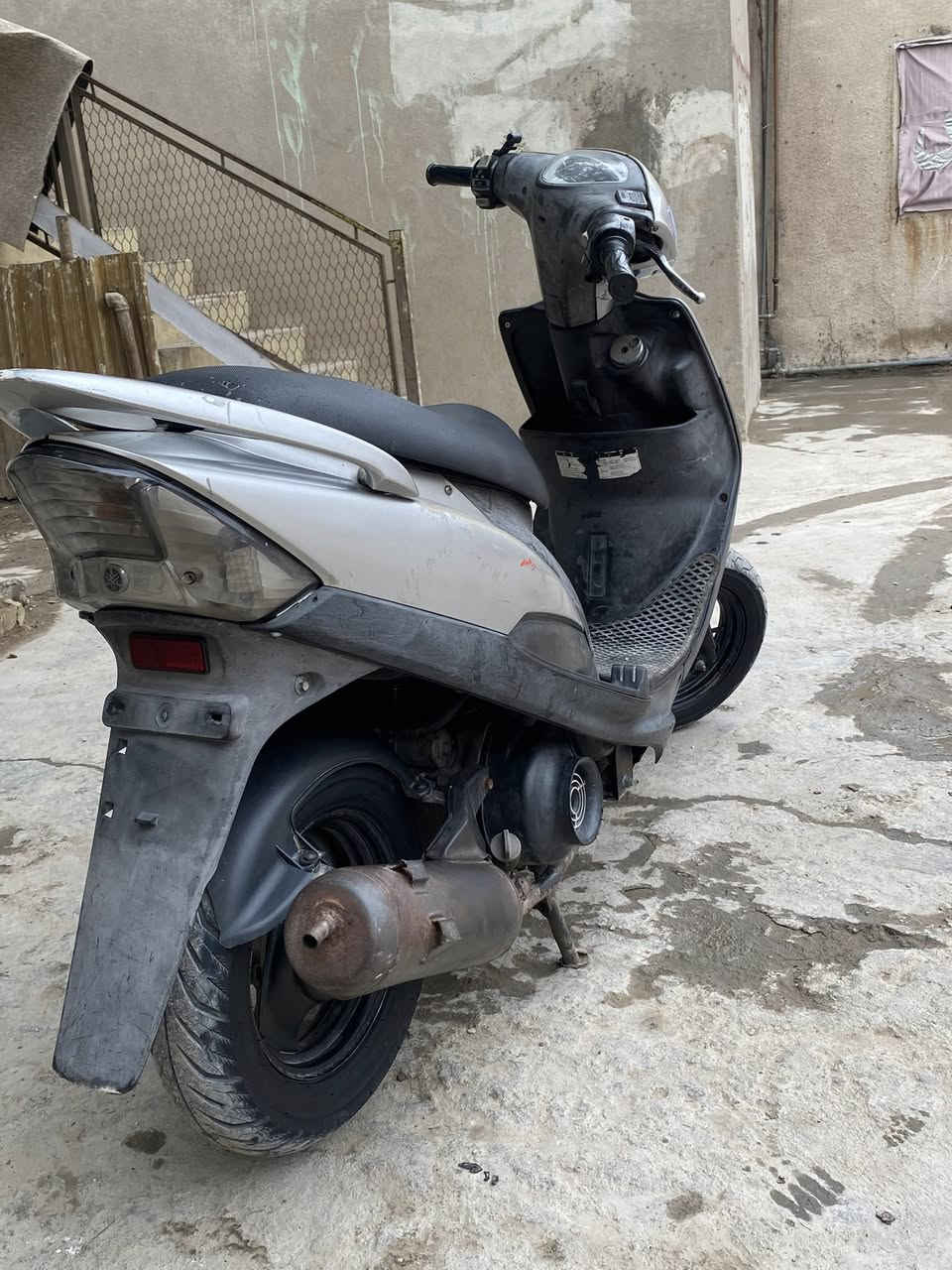 سلام عليكم شباب دراجه ماكس عدله ادراجه صار شهرين نازله من الرمبه دراجه كله بلاديه مابيه برغي تجاري اسعر 750وبيه مجال بسيط للستفسار ‭0771 617 8242‬
