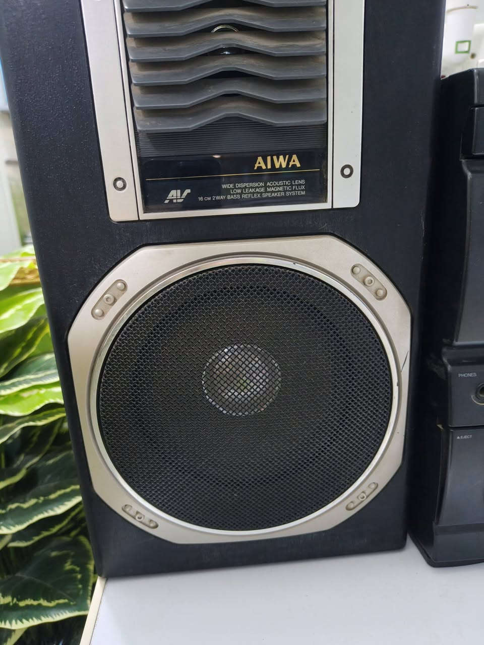 مسجل وسماعات اثنين من شركة Aiwa اليابانية إصلي
يحتاج الى محاولة 110 واط حتى يشتغل 
كاسيت ويستوعب 3 CD 
75 الف وبي مجال 
للتواصل عبر الرقم ***********

