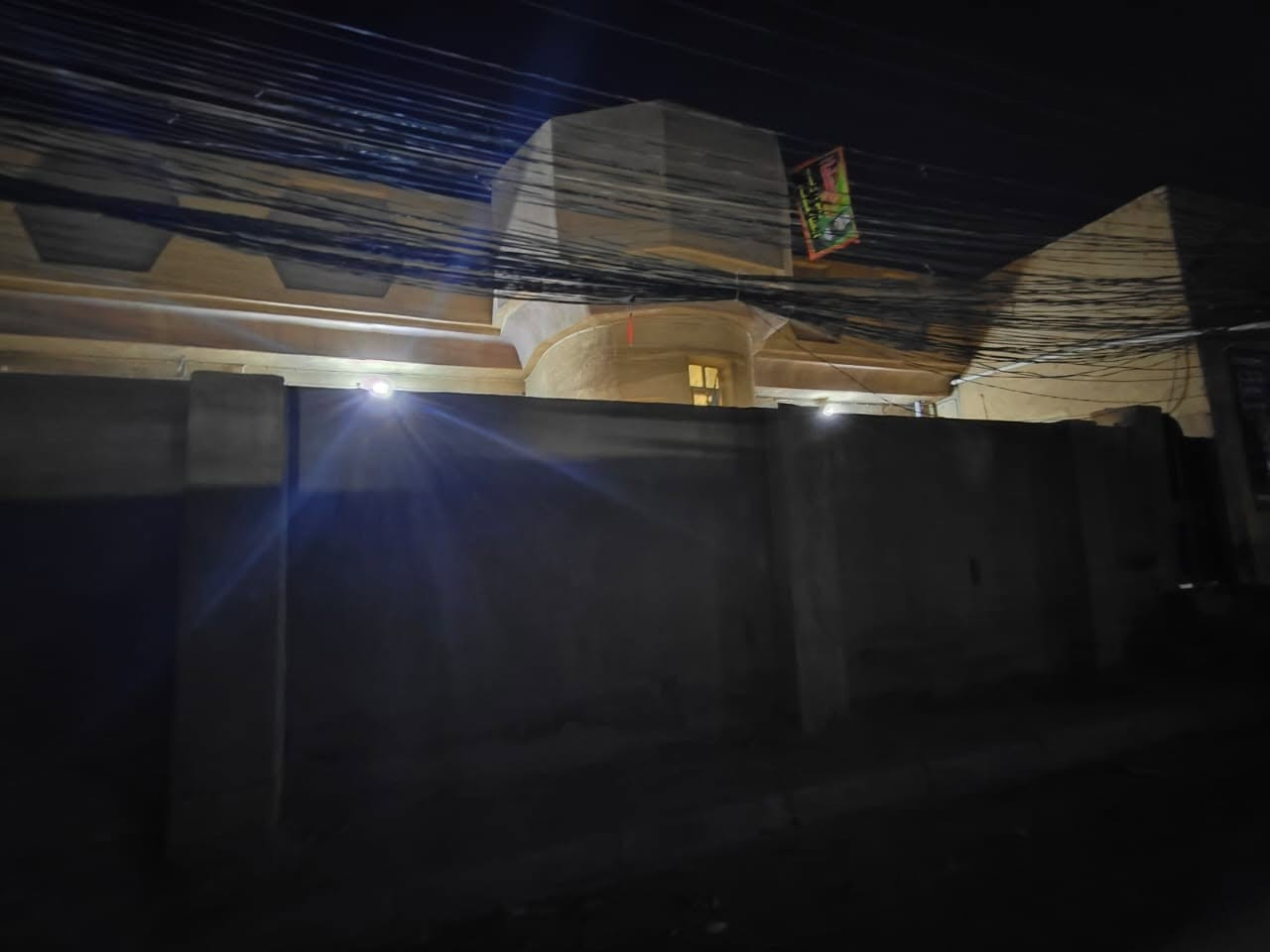 السلام عليكم.. 
بيت بمساحة ٢٨٦متر في شريطالمدراء حي المهندسين منطقة اليرموك استقبال ٤*١٠مع صالة ٤*٨ مع ٣غرف نوم ٤*٥ مع مطبخ ٥*٥ مع ساحتين خارجيات طابق واحد بناء٢٠١١ طابوك والاساس ٥٠*٦٠ والسقف كونكريت مسلح، السعر المطلوب 235مليون.. 
لمزيد من المعلومات ***********
***********
