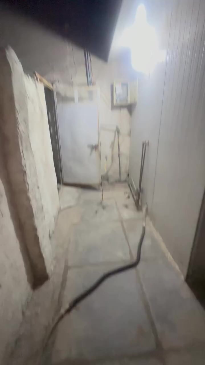 السلام عليكم مشتمل للإيجار طابق ثاني عنوان الشعب قرب حسينية الانصار ￼يحتوي على غرفتين ومطبخ وخدمات وسطح باب معزول 60متر سعر الايجار 250الف 
للاستفسار 
***********
***********
مكتب المهندس للعقارات
