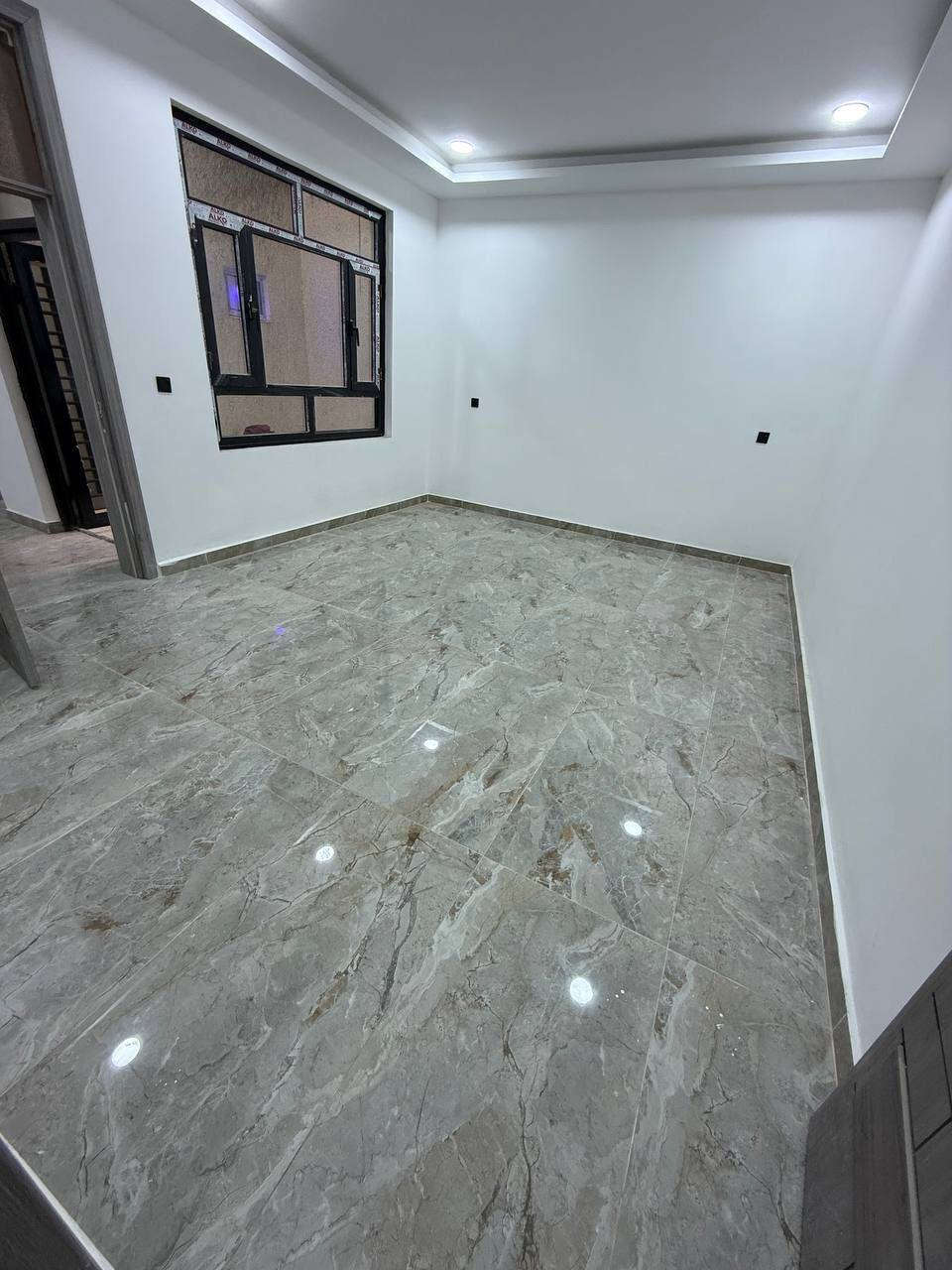 ⛓️‍💥 #شقة_حديثة_مودرن_طابق_اول_للايجار ⛓️‍💥

📍الموقع :- #الحارثية _ محله 213 خلف مستشفى الاميرات 

🔛المساحة :- 140 متر 

◾️تحتوي على :- مدخل _ صالة كبيرة _ مطبخ _ غرفتين نوم واحدة ماستر _ مجهزة بمصعد 24 ساعة _ صحيات _ كهرباء خصخصة .

⁉️ لمعرفة الإيجار اكتب رقم4بالتعليقات.

🌐للمزيد من العروض لطفاً الاشتراك بقناتنا على التليجرام :
https://t.me/Ajarty

🌐للمزيد من العروض لطفاً 
الاشتراك بقناتنا على واتساب  :
https://whatsapp.com/channel/0029VaDf8d14yltRzy5EwZ15

📍عنوان الشركة : حي الجامعة _ بداية شارع المركز 

📌للمعاينة والاستفسار : يرجى التواصل على الارقام التالية 📲
***********
***********
