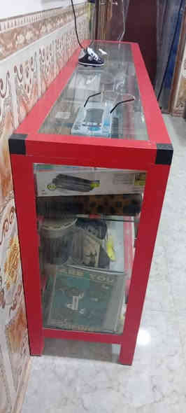 مكلف بالنشر..... باترينا المنيوم نظيفة جدا العمق 40  سم الطول 2 متر الارتفاع 2 متر السعر 165 وبيه مجال للإستفسار ماسنجر أو إتصال بالرقم *********** موجود أيضا واتساب
