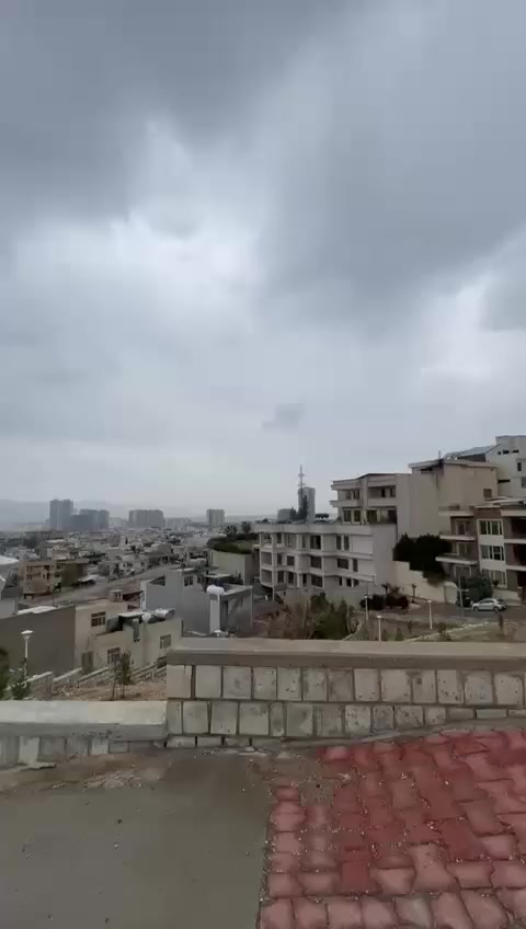 مساحة البيت 187 متر
الطابق الاول يحتوي على كراج دفن بالاضافة الى مسبح وساونا ودرج مخفي مؤدي الى الطابق الثاني.
الطابق الثاني يحتوي على صالة ضيوف وصحيات/هول/غرفة طعام/مطبخ بارد/مطبخ حار/ 
الطابق الثالث يحتوي على 4 غرف نوم وحدة منهم ماستر/

لتفاصيل اكثر يرجى التواصل على الرقم التالي:
*********** 

#للبيع #عقارات #للايجار #کرێ
