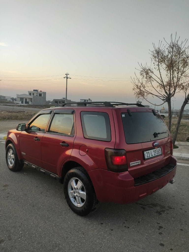 فۆرد ئیسکەیپ 2008
v6
فوول مواسەفات 
دەبڵ ئەکسل 
دژە خلیسک
سنوق شەفت 
تحدید سورعە
شاشە ئایپات 
ڤۆلیۆم شاشە 
کوشن کارەبا 
ناو زەرد
تەبرید سارد و گەرم بەشەرت
4 تایە و ویلی لۆکی بۆ بەسراوە
گێڕ و مەکینە و کارەبایی بەشەرت  سەنەوی تا 2030 یان 2028 بەشەرتی تەحویل و غرامە و بەناو کردن
2 پارچە بۆیاخە
شوێن : هــەڵــەبجــەی شــەهــید
*********** حلبجة, السليمانية
