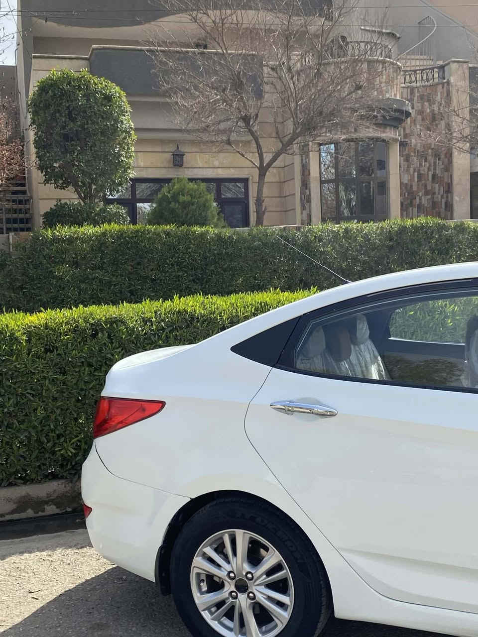 اكسنت خليجي موديل 2012 فول مواصفات بلو عدا البصمه..رقم اربيل شرط التحويل والوكاله سنويه لغايه 2027 حجم المحرك 16 دوش المرغوب..كير توماتيك اي تي..شاشه كبيره وكامره جامات كهرب تحكمات استيرن جهتين..اشاير بالمري..حاكيه بلوتوث..خمسه ويل كب..تبريد ثلج..طخم تايرات وباتري وكهربائيات جديده..صدر جديد..محرك باركارتون لاصرف ولانفخ والكير كذلك...بيها صبغ قطعه ونص جاملو الخلفي نص صبغ وجاملو الخلفي الثاني كامل صبغ...السعر 98 العنوان موصل الايسر حي المزارع طريق دوميز مدخل جامع القادر مقابل مستشفى السلام...***********     ***********
