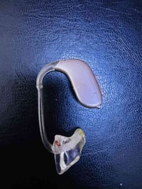 للبيع  سماعة اذن اصلية ونطيفة كلش  للتواصل 07717753153