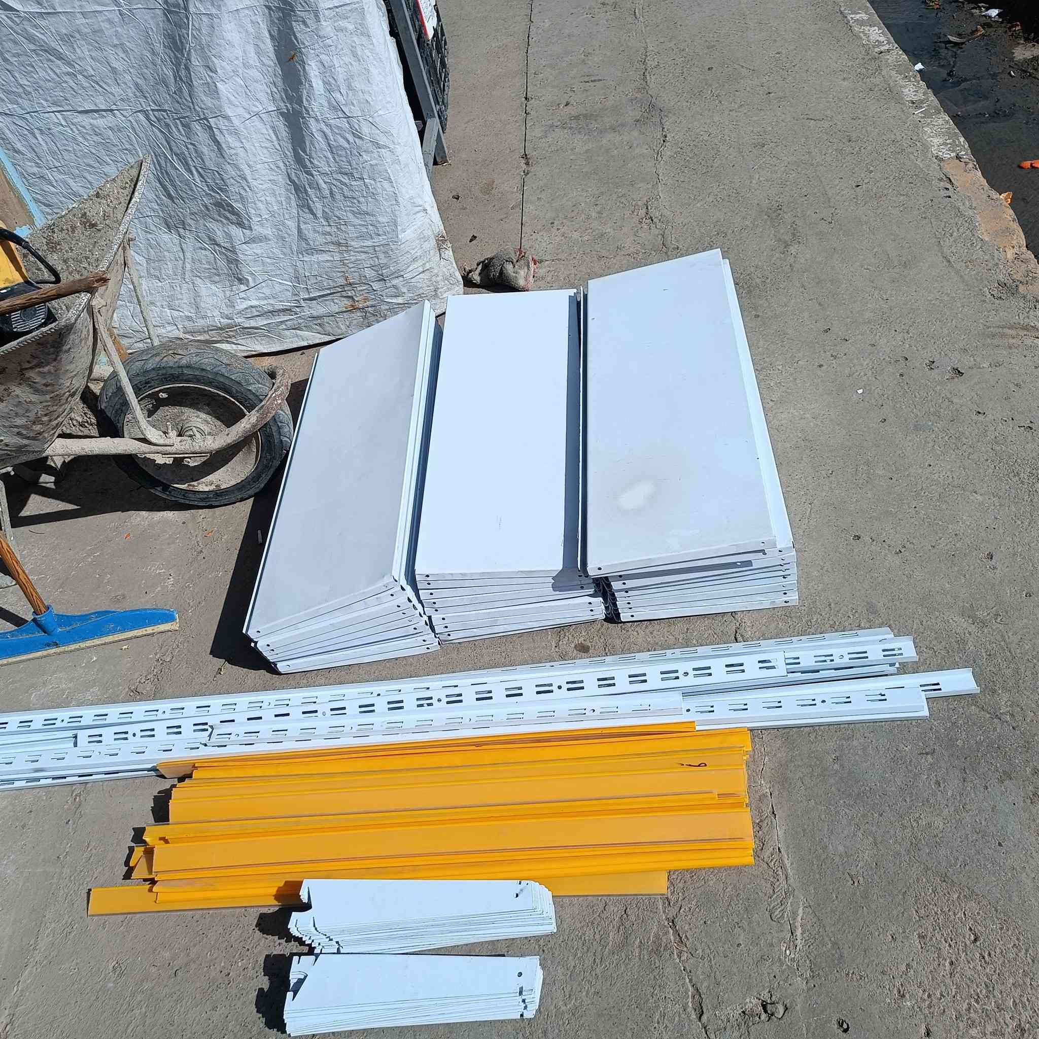 رفوف للبيع جدد ما مستعملات شهر العدد 28 رف السعر 200 وبيهن مجال العنون مدخل المامون بورصه الأخوين الاتصال ***********
