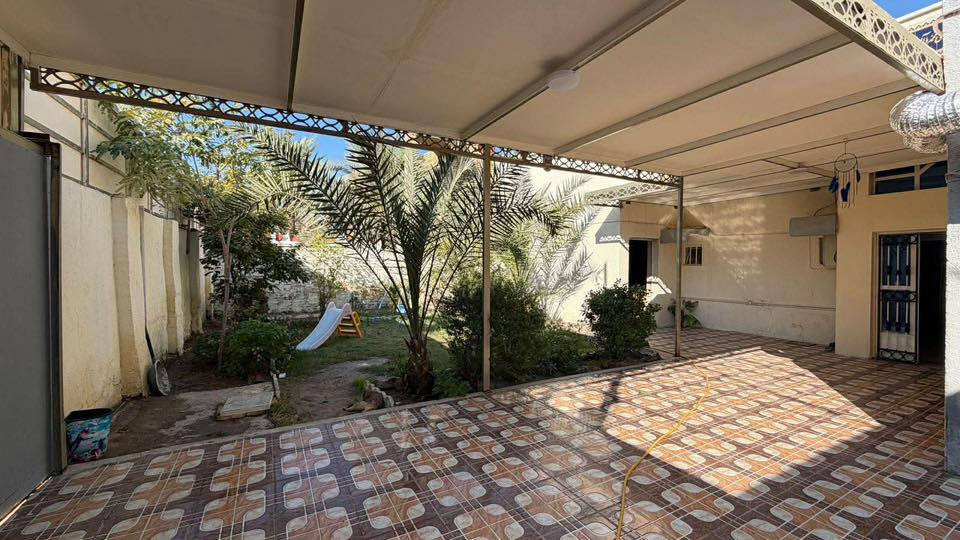 السلام عليكم دار للبيع
( طابو صرف ) المساحة (٤٠٠ متر ) البيت كبير ونظيف وديكورات جميلة وحديثة مساحة البناء ( تقريبا ٣٠٠ متر )يرهم ايضا مشروع مدرسة اهلية او روضة بسبب كبر المساحة والموقع قريب ع الشارع الرئيسي لطريق حلة - ديوانية ويحتوي ايضا على حديقة كبيرة وطارمة ومناور خارجية حول البيت والجيران من افضل الناس .
الموقع: بابل - الهاشمية - حي المصطفى  . 
تفاصيل البيت بالضبط
الواجهية: ١٦ متر
النزال: ٢٥ متر
الطابق الأول يحتوى على:
٣ غرف نوم :
الغرفة الاولى : ٣ * ٤ متر 
الغرفة الثانية : ٥ * ٤ متر
الغرفة الثالثة : ٦ * ٤ متر
الاستقبال : ١٠ * ٤ متر
المطبخ :  ٦* ٤ متر 
الصالة : ٦ * ٥ متر بدون المنور الداخلي والدرج. 

مجمع صحيات عدد ٢ خارجي وداخلي ومساحة كبيرة .

الطابق الثاني يحتوي على غرفتين :
غرفة ٤ في ٤.٥
وغرفة ثانية كمخزن مستخدمة بمساحة ٥ * ٢.٥.  
السعر  الاتصال ع صاحب الدار ***********
