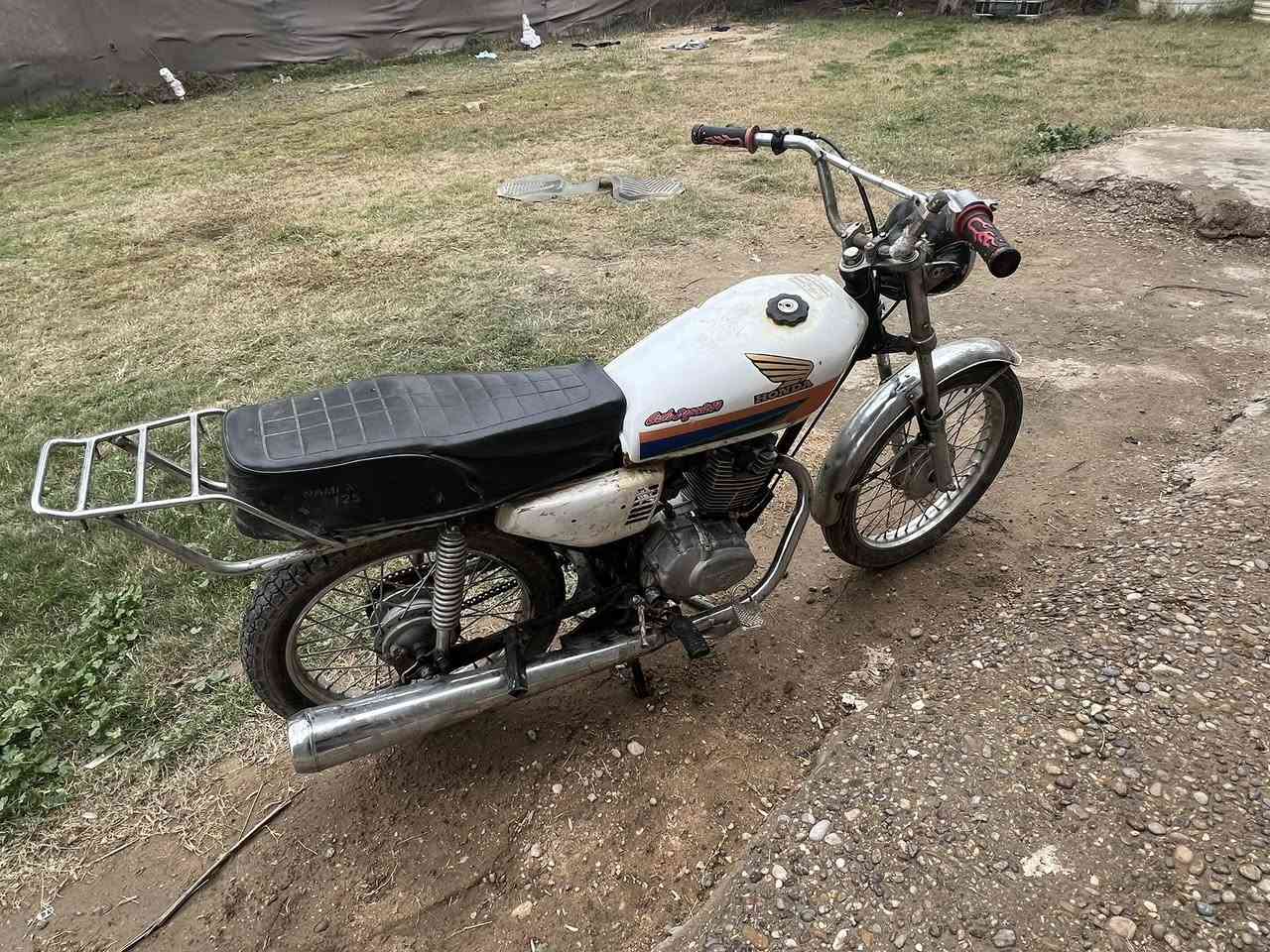 السلام عليكم دراجه للبيع ارشه كلك مكاني حله محاويل ناحيه الأمام لشراي يتصل علا رقم ***********
